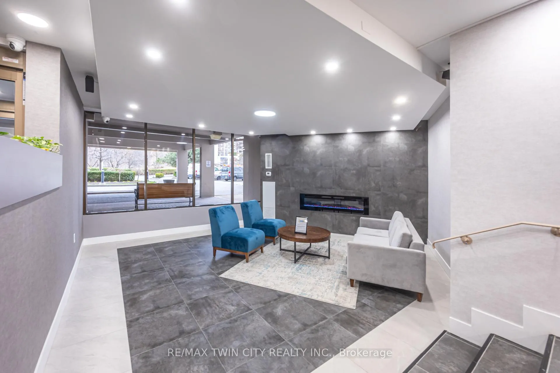 Photo 3 of Unit #304, 20 Edgecliff Golfway, Toronto, Flemingdon Park — HOMEH
