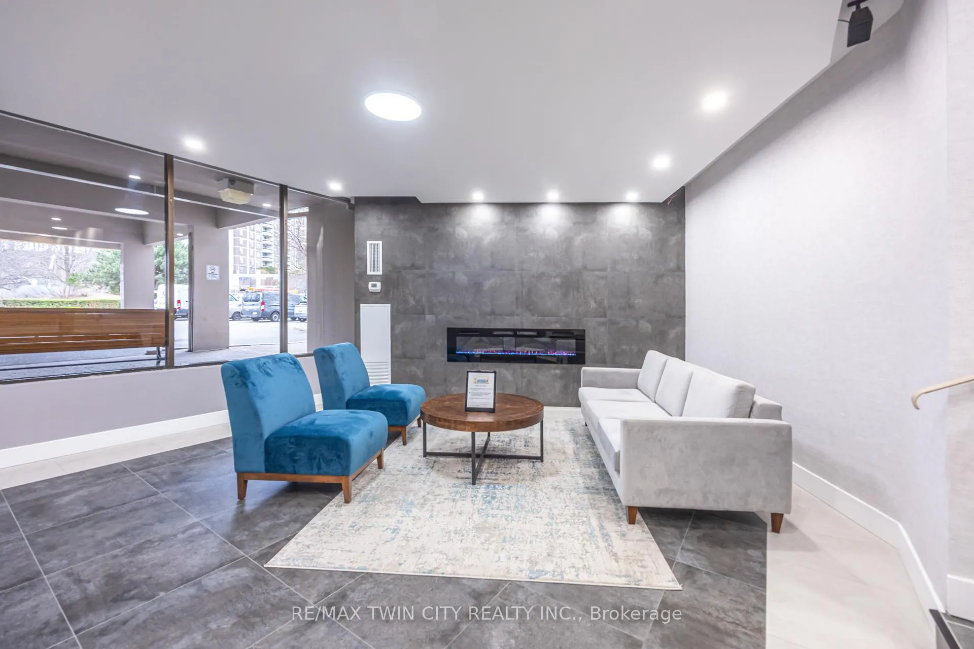 Photo 4 of Unit #304, 20 Edgecliff Golfway, Toronto, Flemingdon Park — HOMEH
