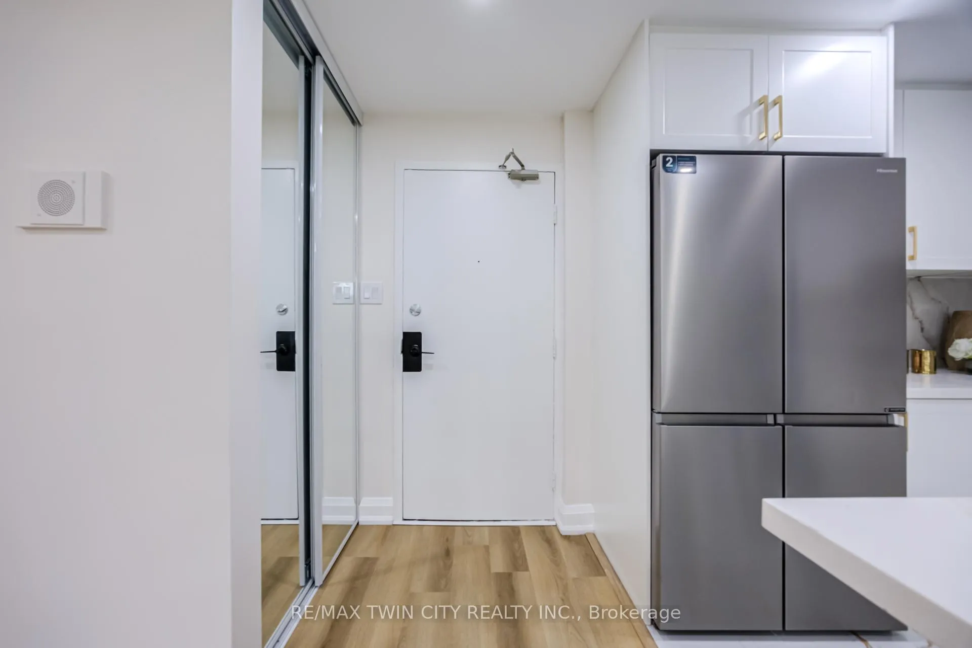 Photo 6 of Unit #304, 20 Edgecliff Golfway, Toronto, Flemingdon Park — HOMEH