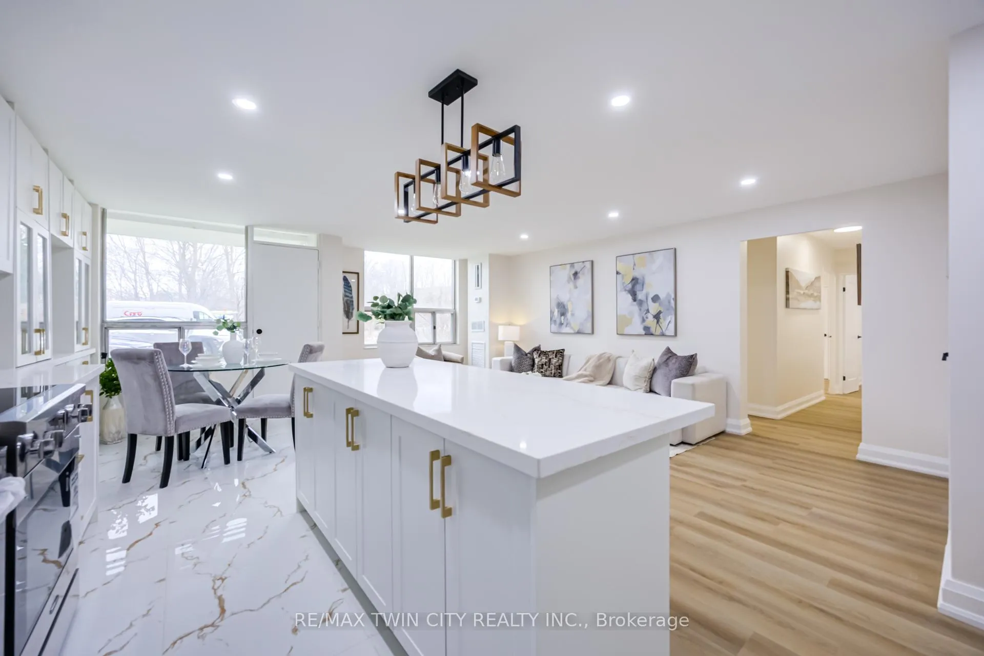 Photo 10 of Unit #304, 20 Edgecliff Golfway, Toronto, Flemingdon Park — HOMEH