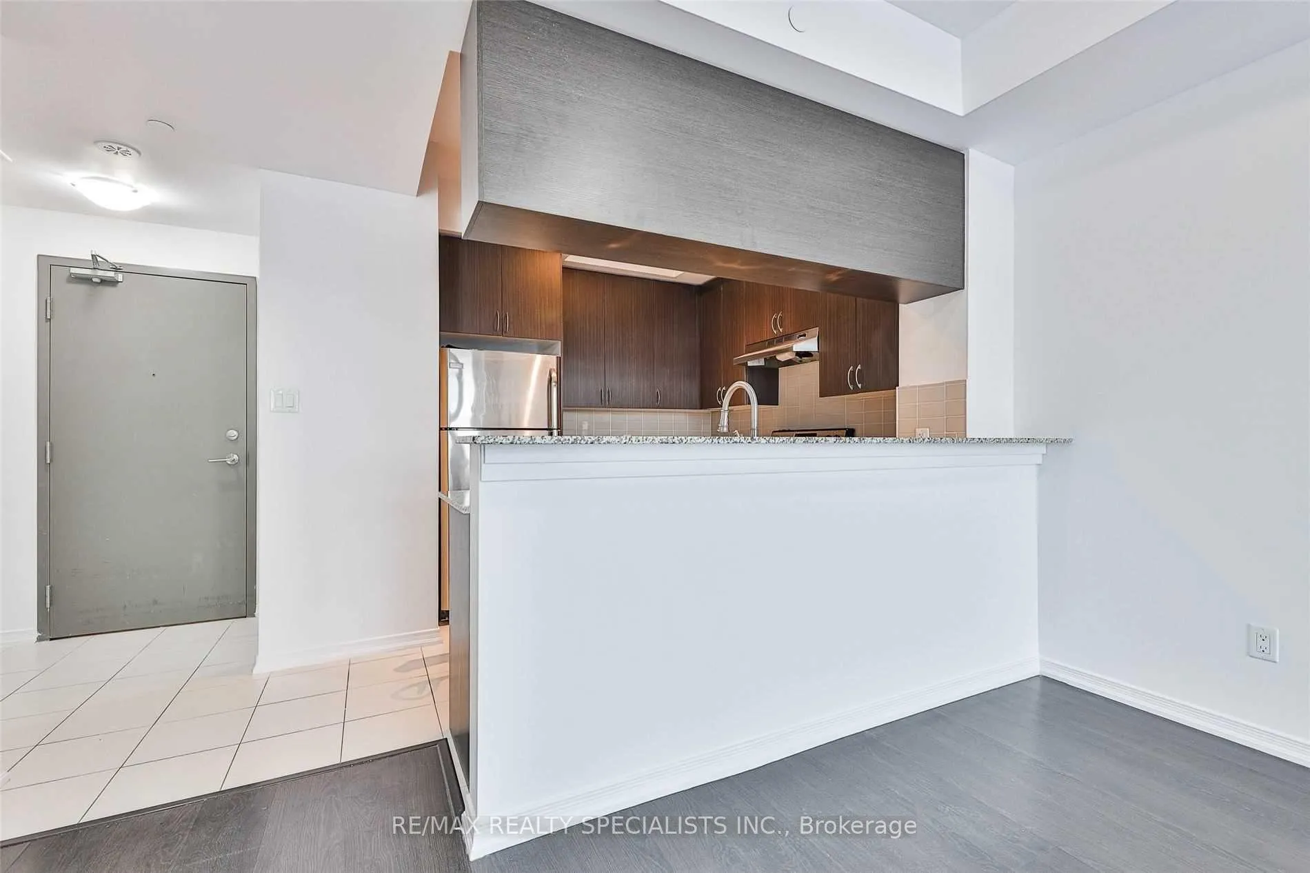 Photo 4 of Unit 408, 50 Sky Harbour Drive, Brampton, Brampton West — HOMEH