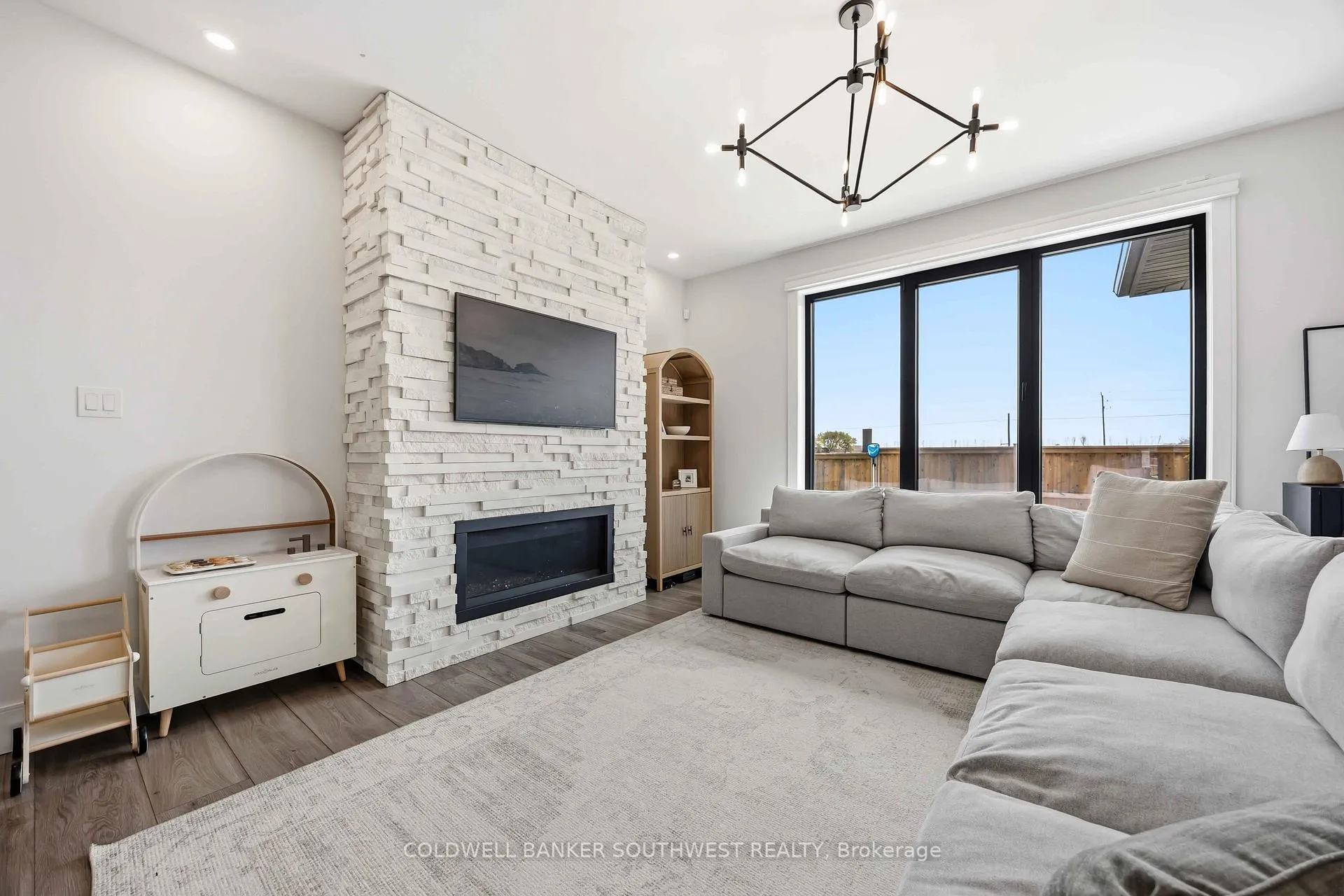 Photo 8 of 621 Mead Court, Sarnia — HOMEH