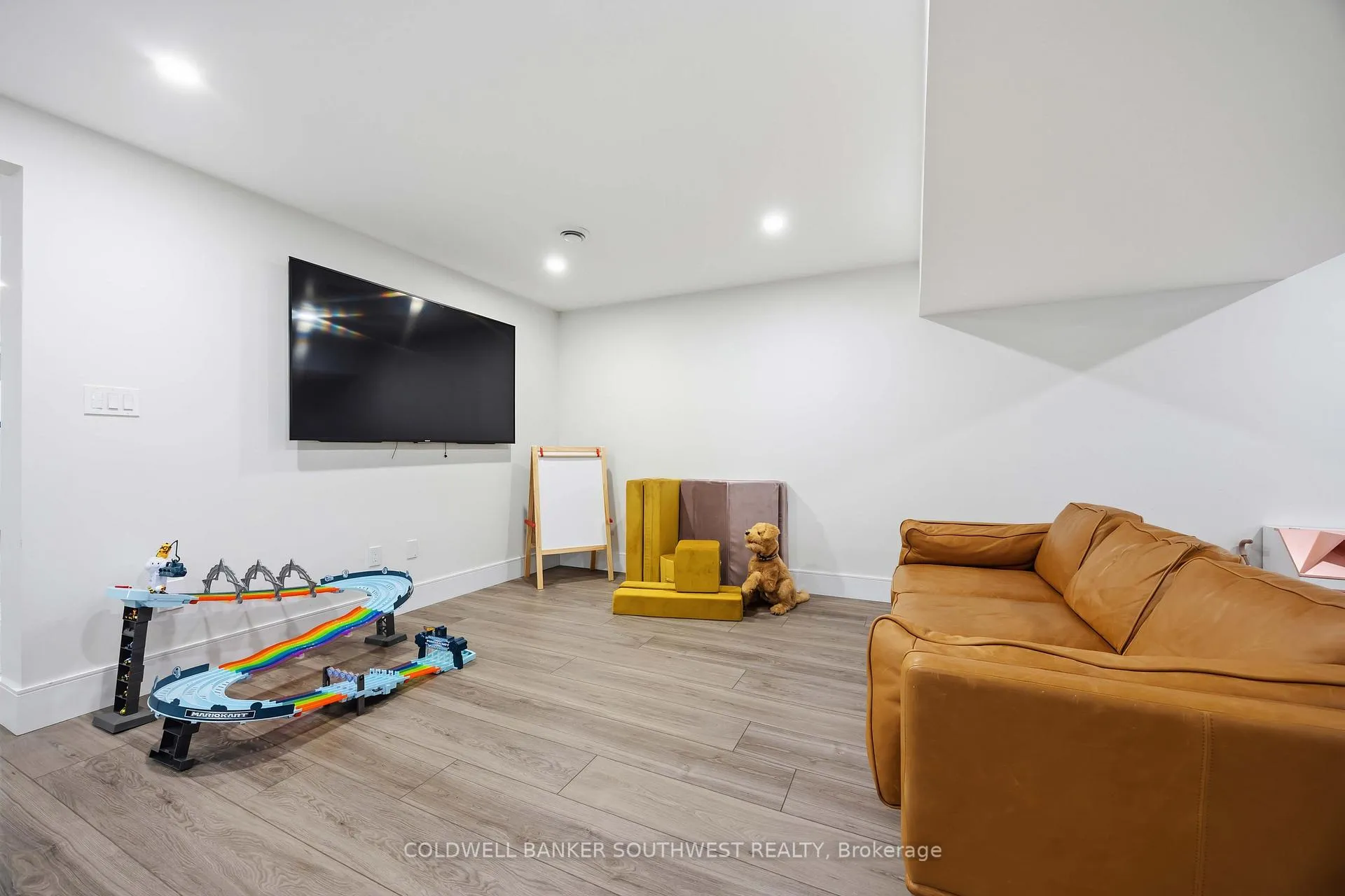 Photo 32 of 621 Mead Court, Sarnia — HOMEH