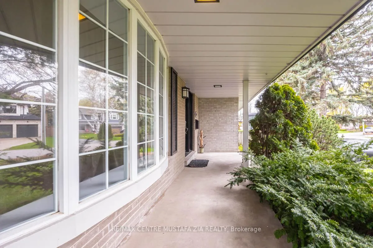 Photo 4 of 561 Wingrove Crescent, Oakville, West — HOMEH