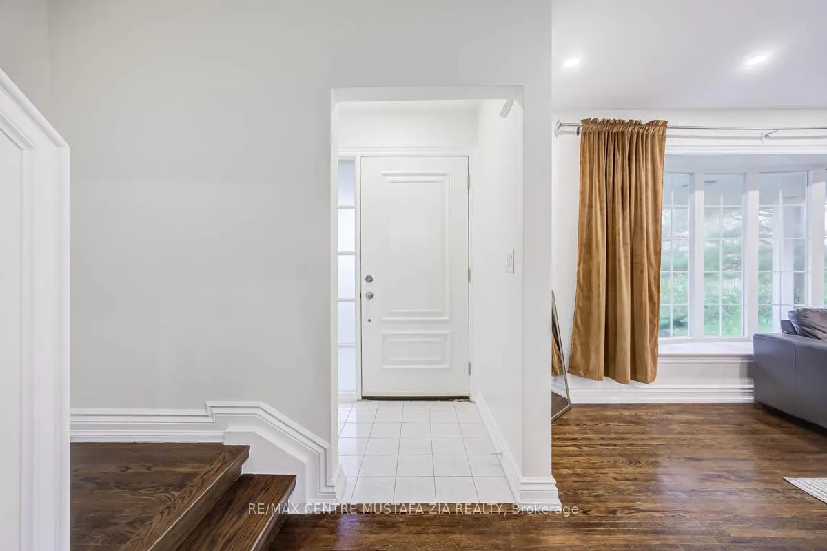 Photo 5 of 561 Wingrove Crescent, Oakville, West — HOMEH