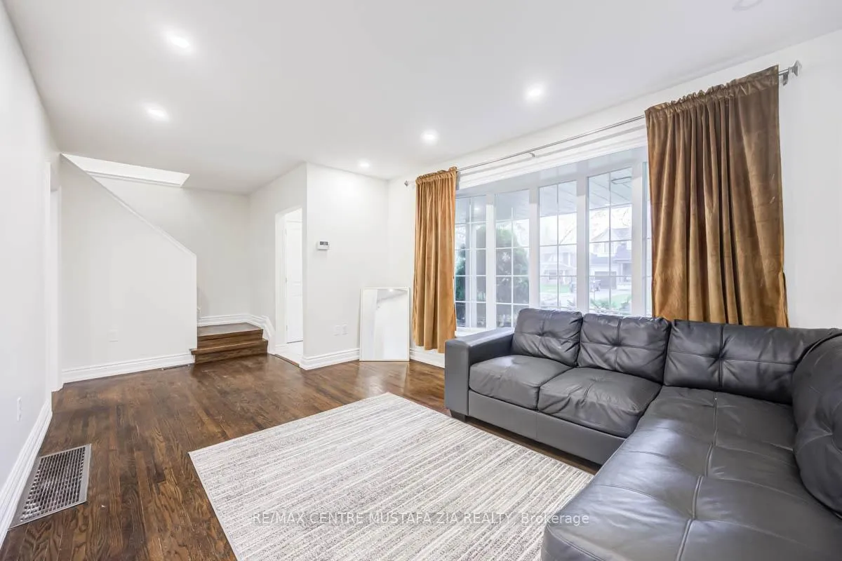 Photo 9 of 561 Wingrove Crescent, Oakville, West — HOMEH