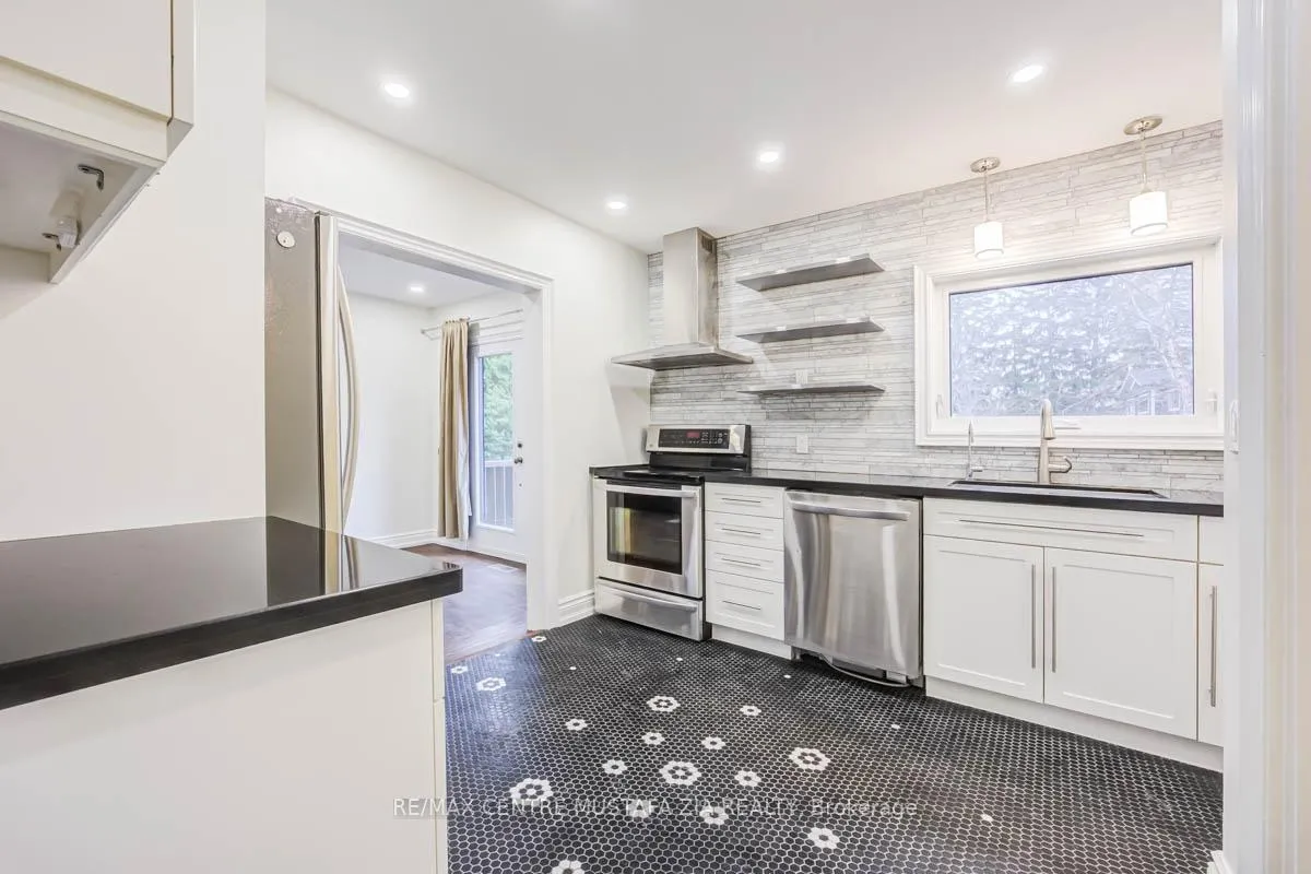 Photo 14 of 561 Wingrove Crescent, Oakville, West — HOMEH