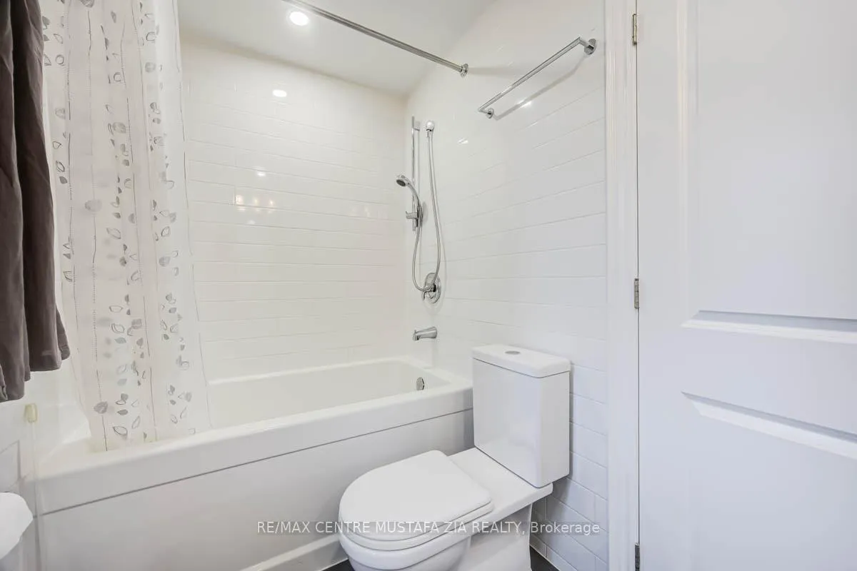 Photo 19 of 561 Wingrove Crescent, Oakville, West — HOMEH