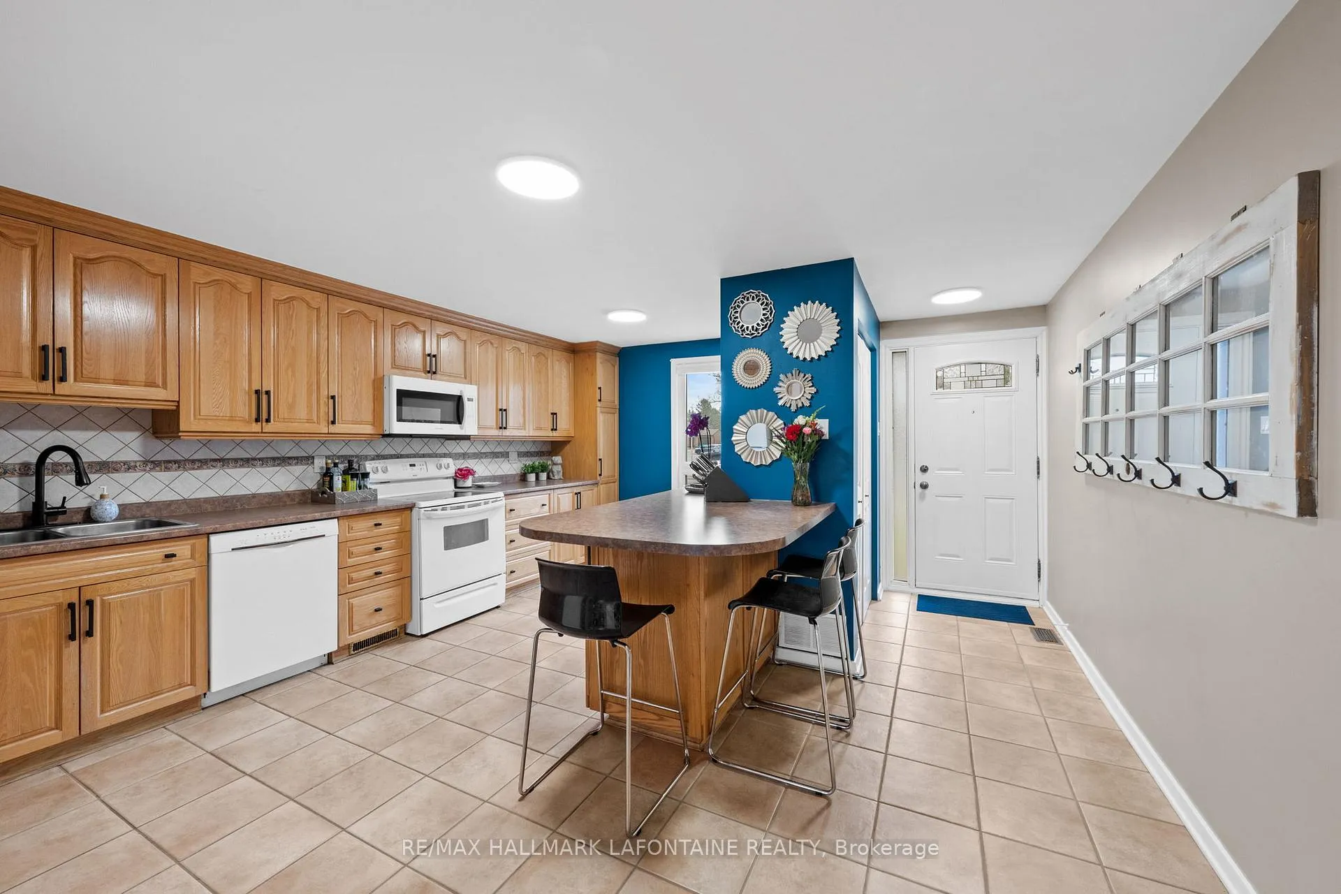 Photo 3 of 7911 Jeanne D'arc Boulevard N, Ottawa, Orleans Wood — HOMEH