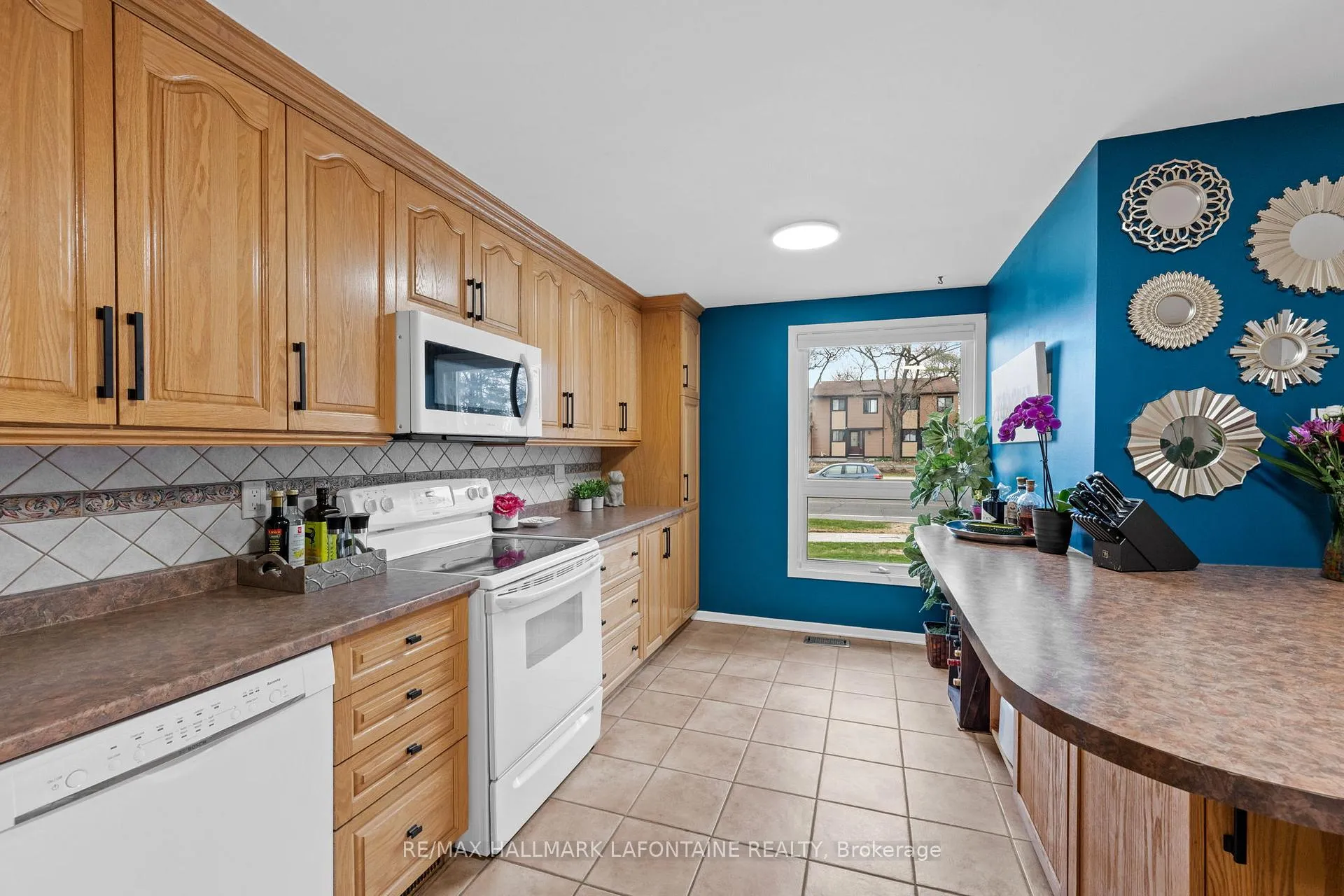 Photo 4 of 7911 Jeanne D'arc Boulevard N, Ottawa, Orleans Wood — HOMEH