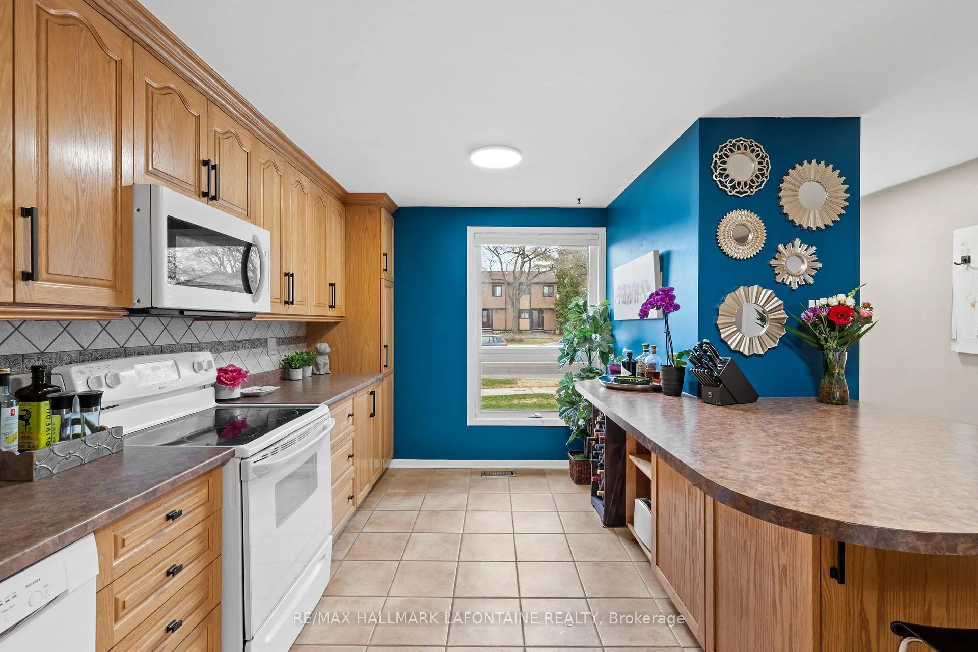 Photo 5 of 7911 Jeanne D'arc Boulevard N, Ottawa, Orleans Wood — HOMEH
