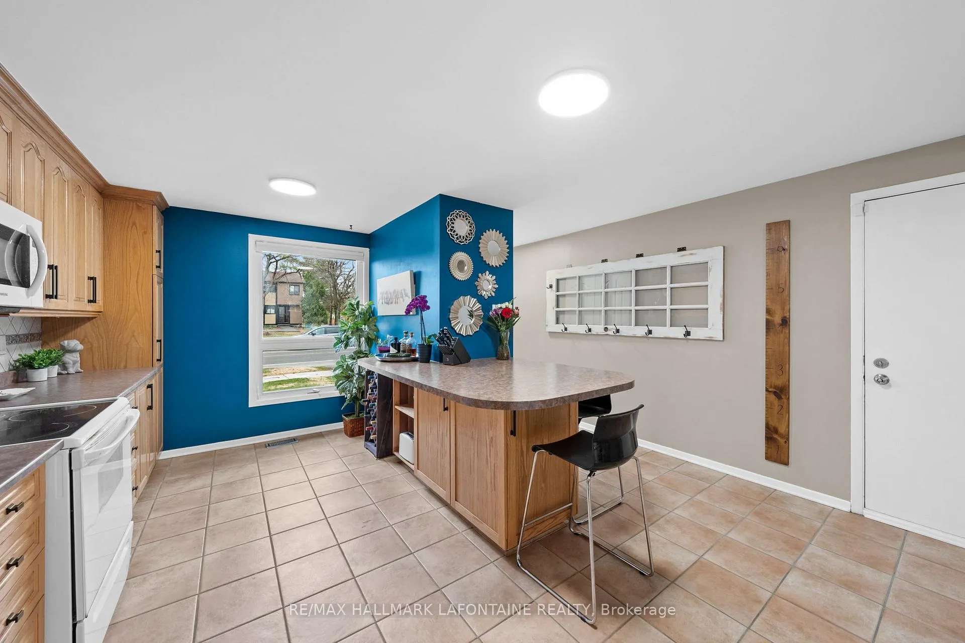 Photo 6 of 7911 Jeanne D'arc Boulevard N, Ottawa, Orleans Wood — HOMEH