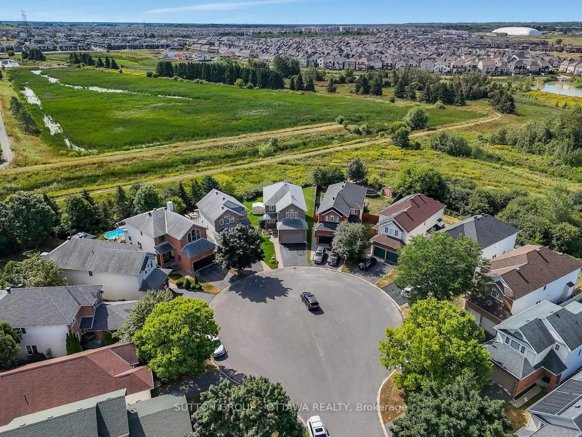 Photo 4 of 22 Dunnet Court, Ottawa, Kanata - Glencairn/Hazeldean — HOMEH