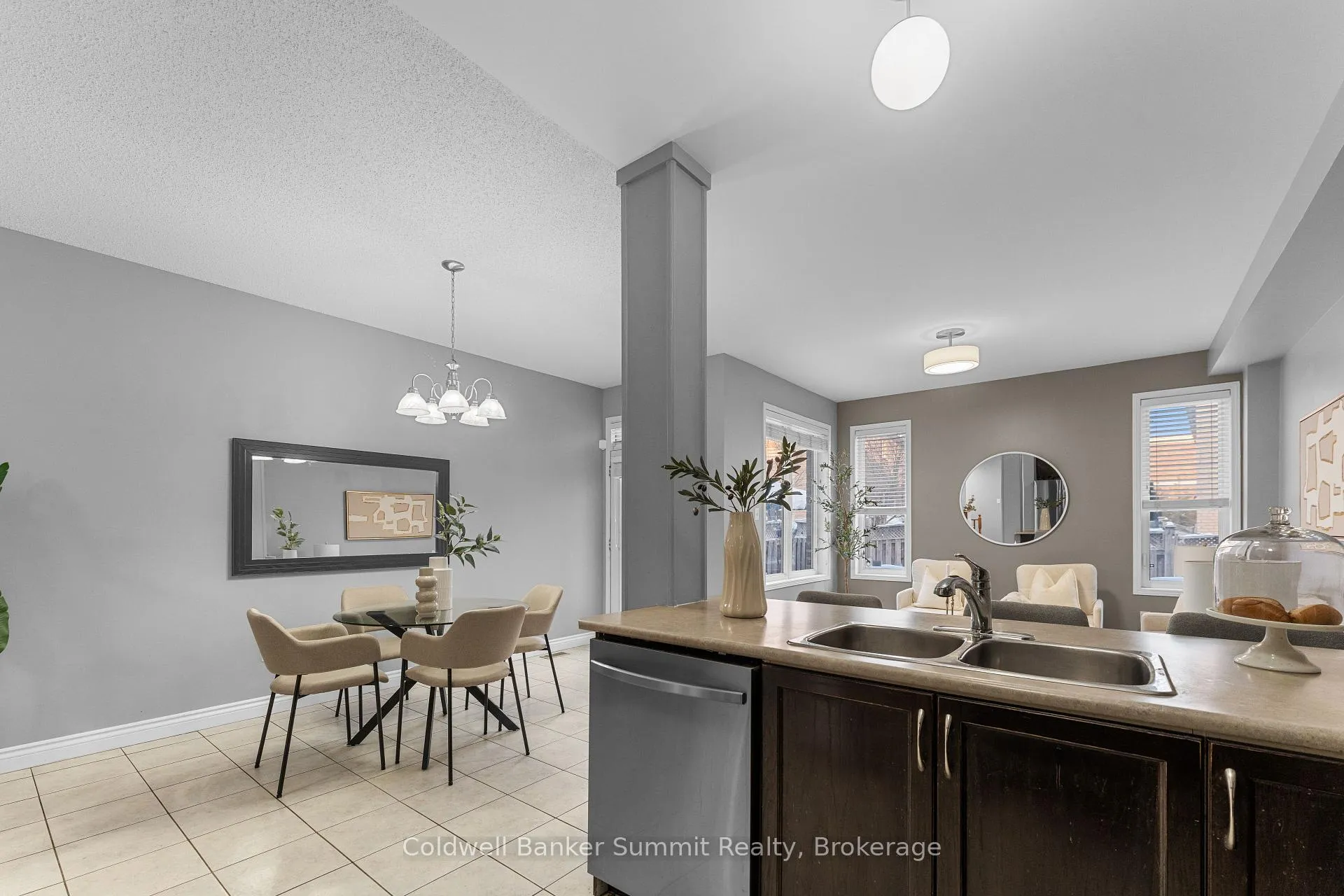 Photo 5 of 150 Laramie Crescent, Vaughan, Patterson — HOMEH