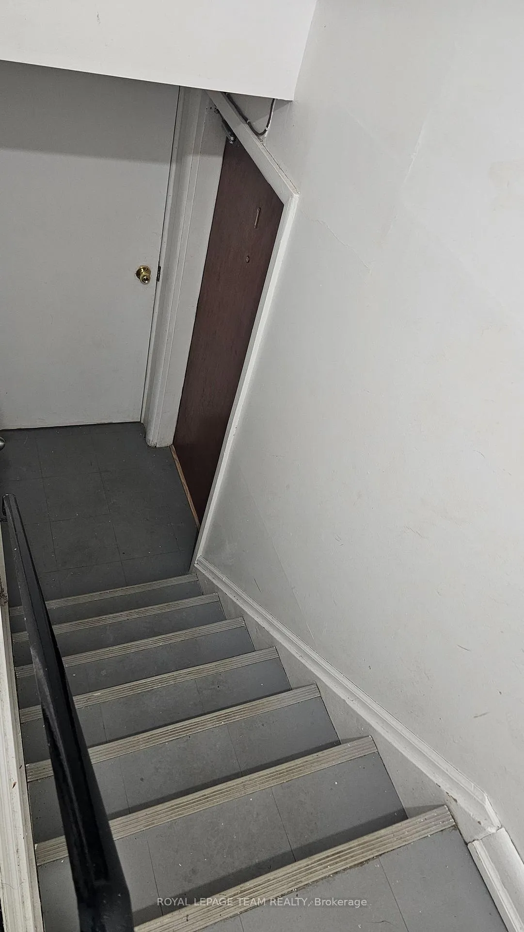Photo 2 of Unit 1, 395 Peach Tree Lane, Ottawa, Viscount Alexander Park — HOMEH