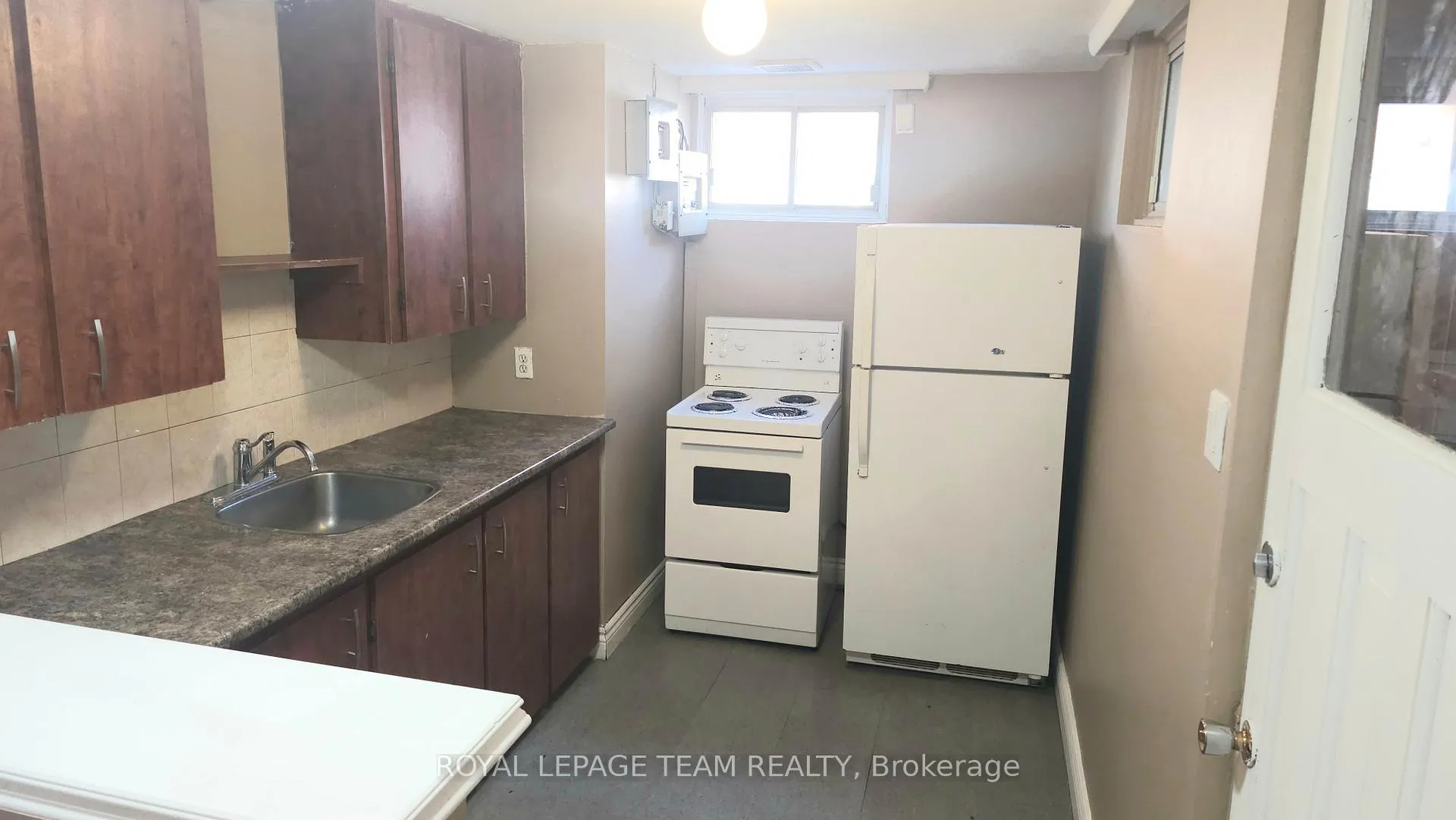 Photo 4 of Unit 1, 395 Peach Tree Lane, Ottawa, Viscount Alexander Park — HOMEH