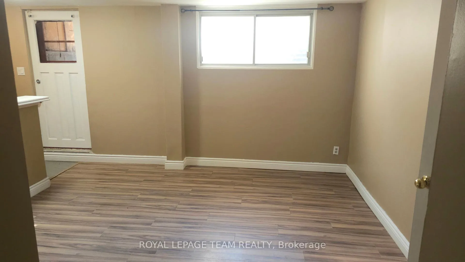 Photo 6 of Unit 1, 395 Peach Tree Lane, Ottawa, Viscount Alexander Park — HOMEH