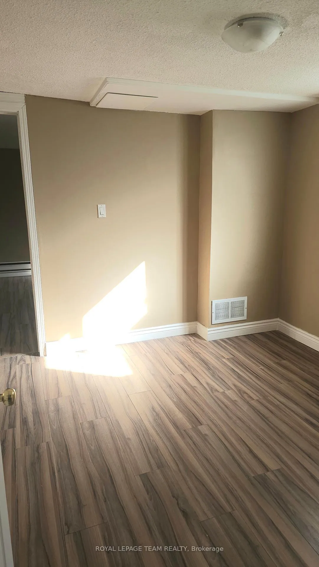Photo 7 of Unit 1, 395 Peach Tree Lane, Ottawa, Viscount Alexander Park — HOMEH