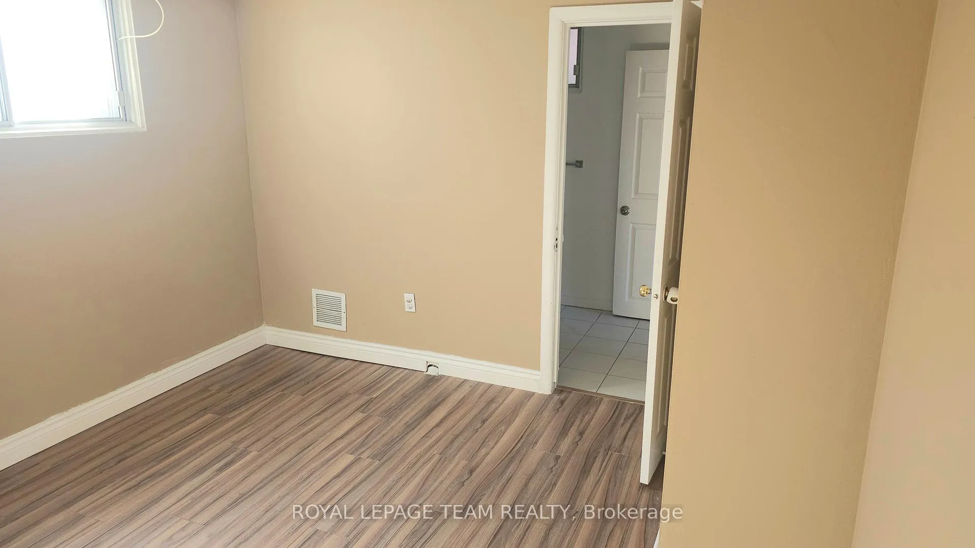 Photo 8 of Unit 1, 395 Peach Tree Lane, Ottawa, Viscount Alexander Park — HOMEH