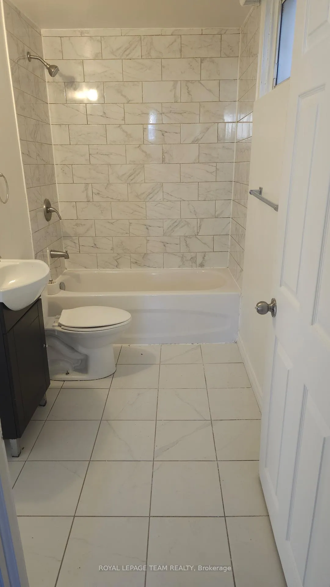 Photo 11 of Unit 1, 395 Peach Tree Lane, Ottawa, Viscount Alexander Park — HOMEH