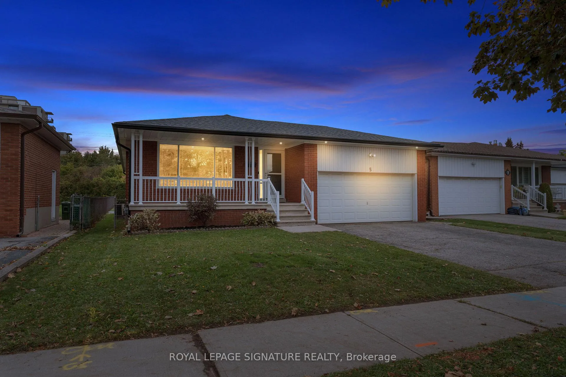 Photo 2 of 5 Westwynd Court, Etobicoke, Willowridge-Martingrove-Richview — HOMEH