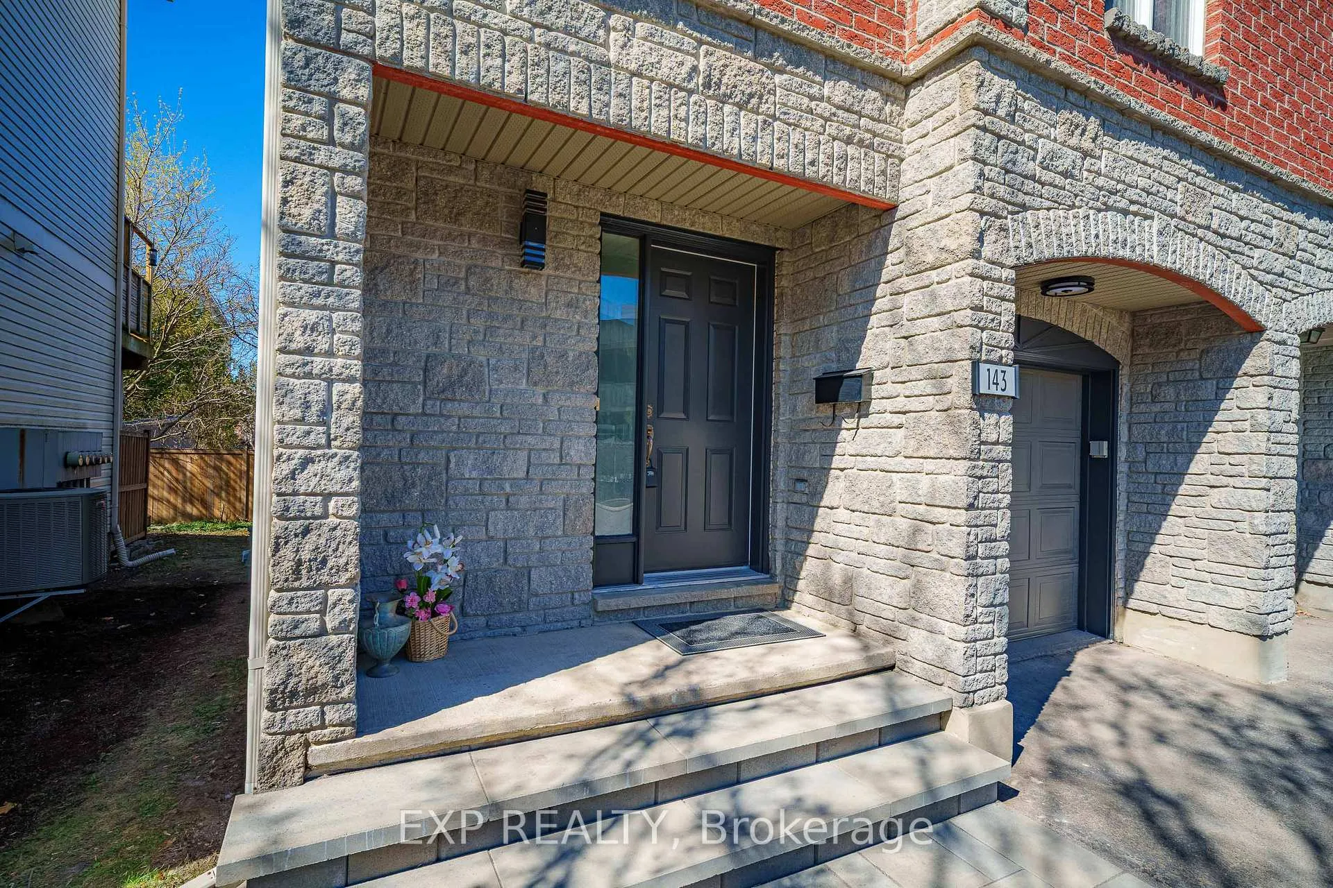 Photo 2 of 143 Arcola Private, Ottawa, Overbrook/Castle Heights — HOMEH