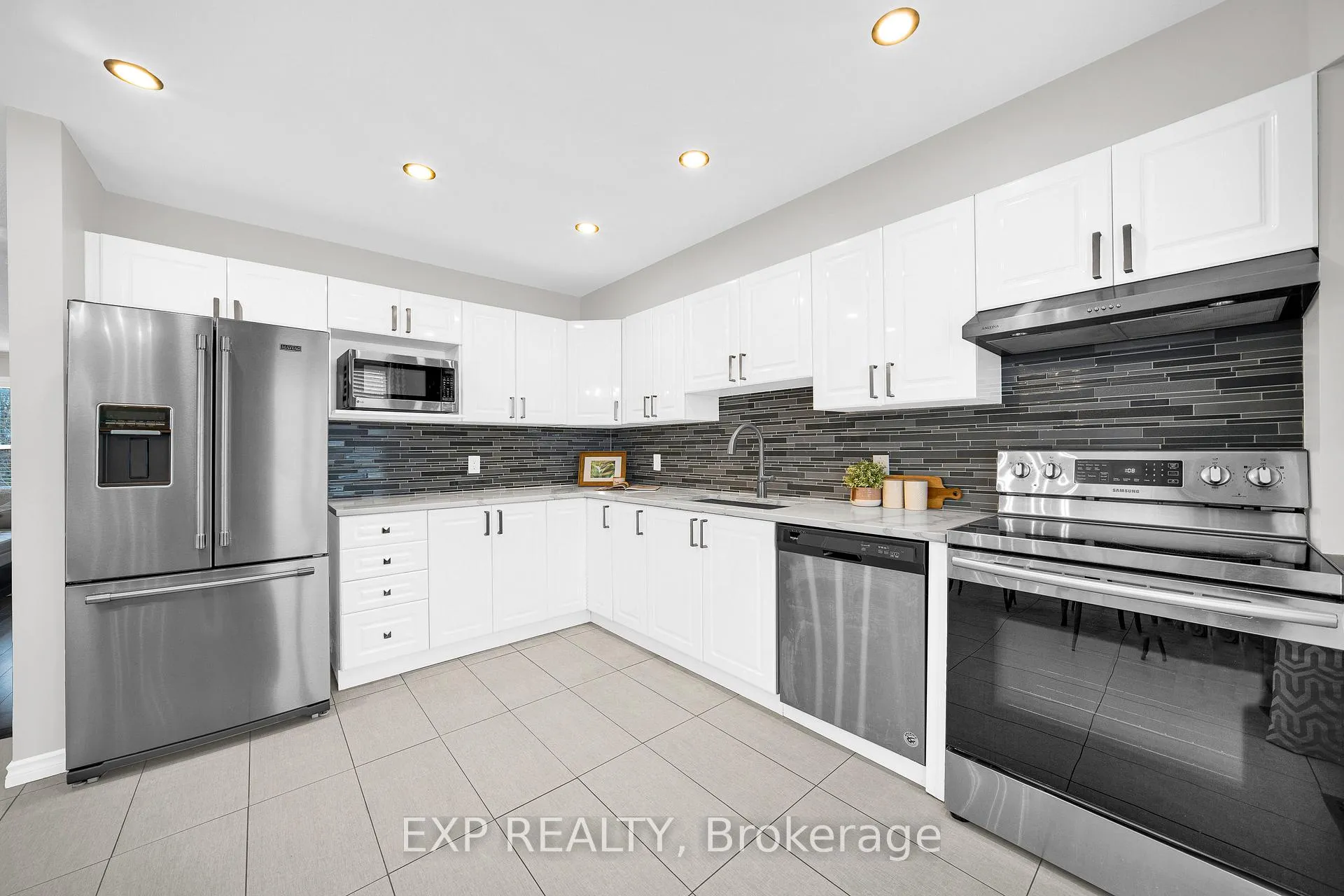 Photo 12 of 143 Arcola Private, Ottawa, Overbrook/Castle Heights — HOMEH