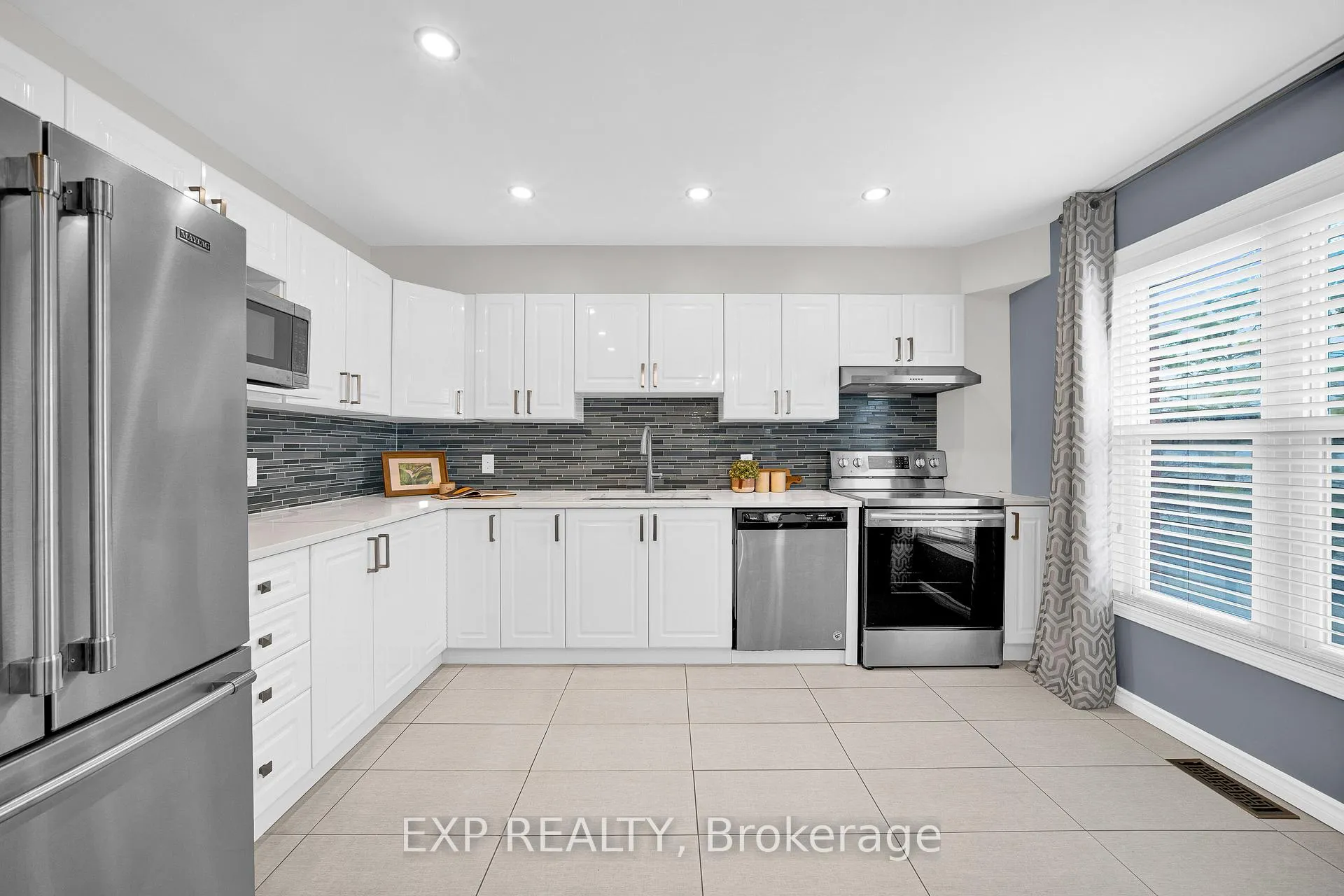 Photo 13 of 143 Arcola Private, Ottawa, Overbrook/Castle Heights — HOMEH