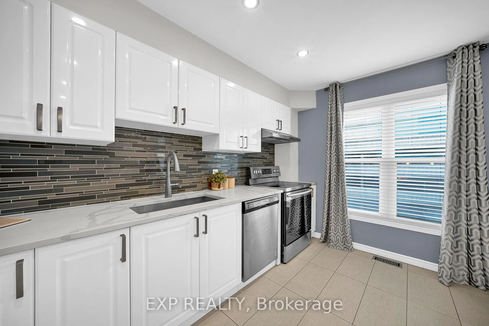 Photo 14 of 143 Arcola Private, Ottawa, Overbrook/Castle Heights — HOMEH