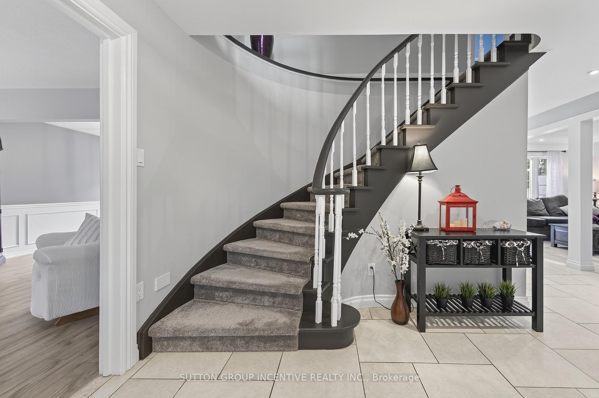 Photo 4 of 32 Valley Drive, Barrie, Sunnidale — HOMEH