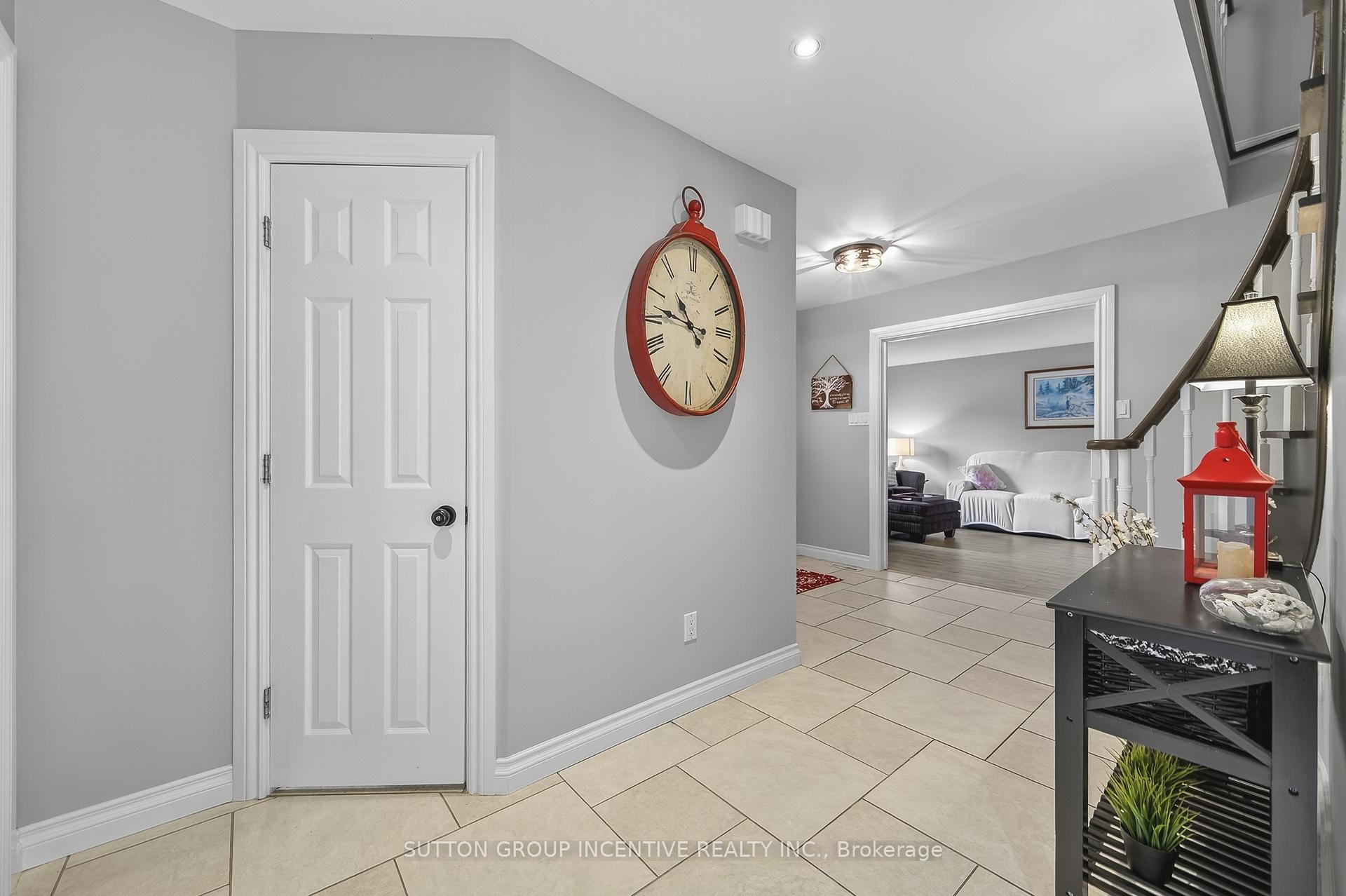 Photo 5 of 32 Valley Drive, Barrie, Sunnidale — HOMEH