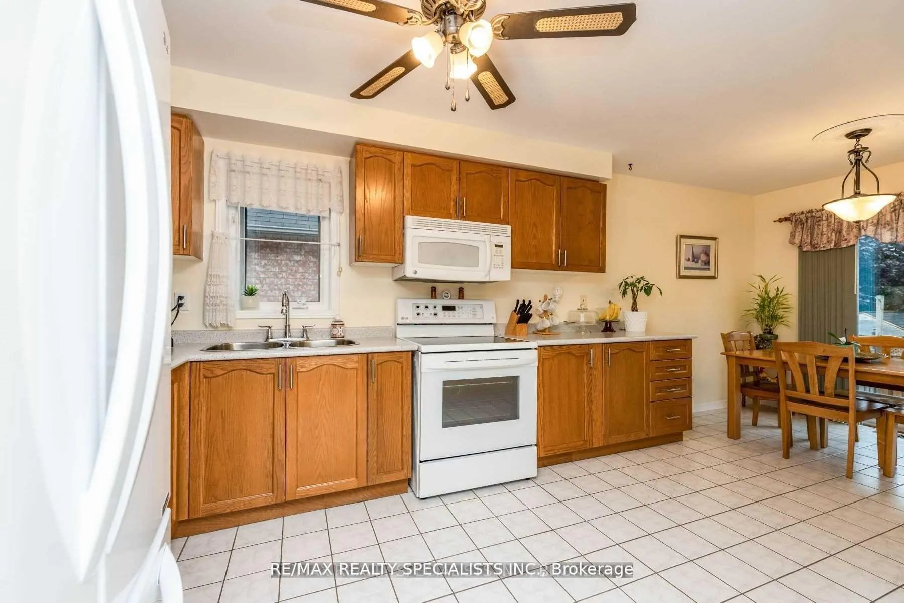 Photo 6 of 14 Arjay Trail, Brampton, Brampton West — HOMEH