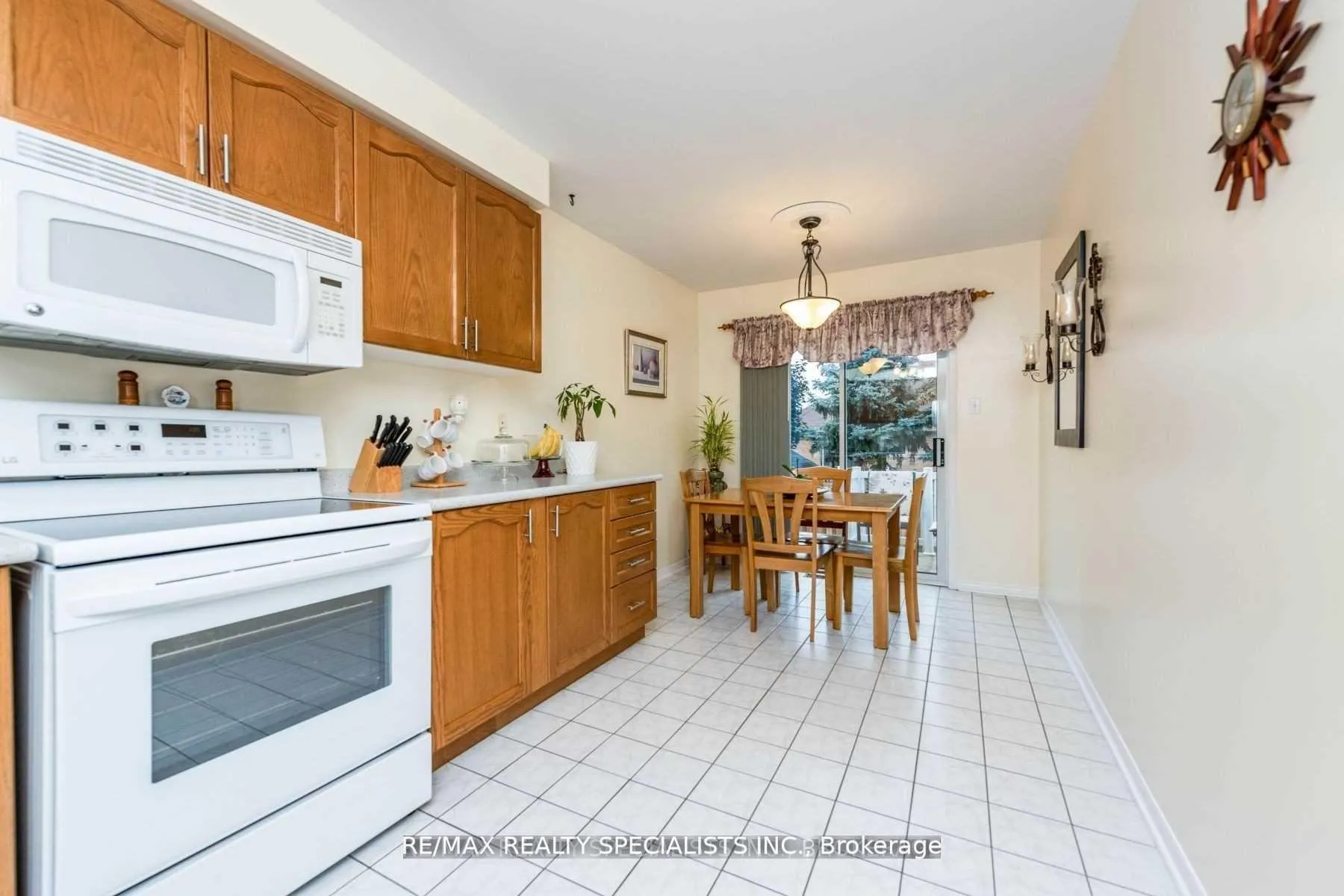 Photo 7 of 14 Arjay Trail, Brampton, Brampton West — HOMEH