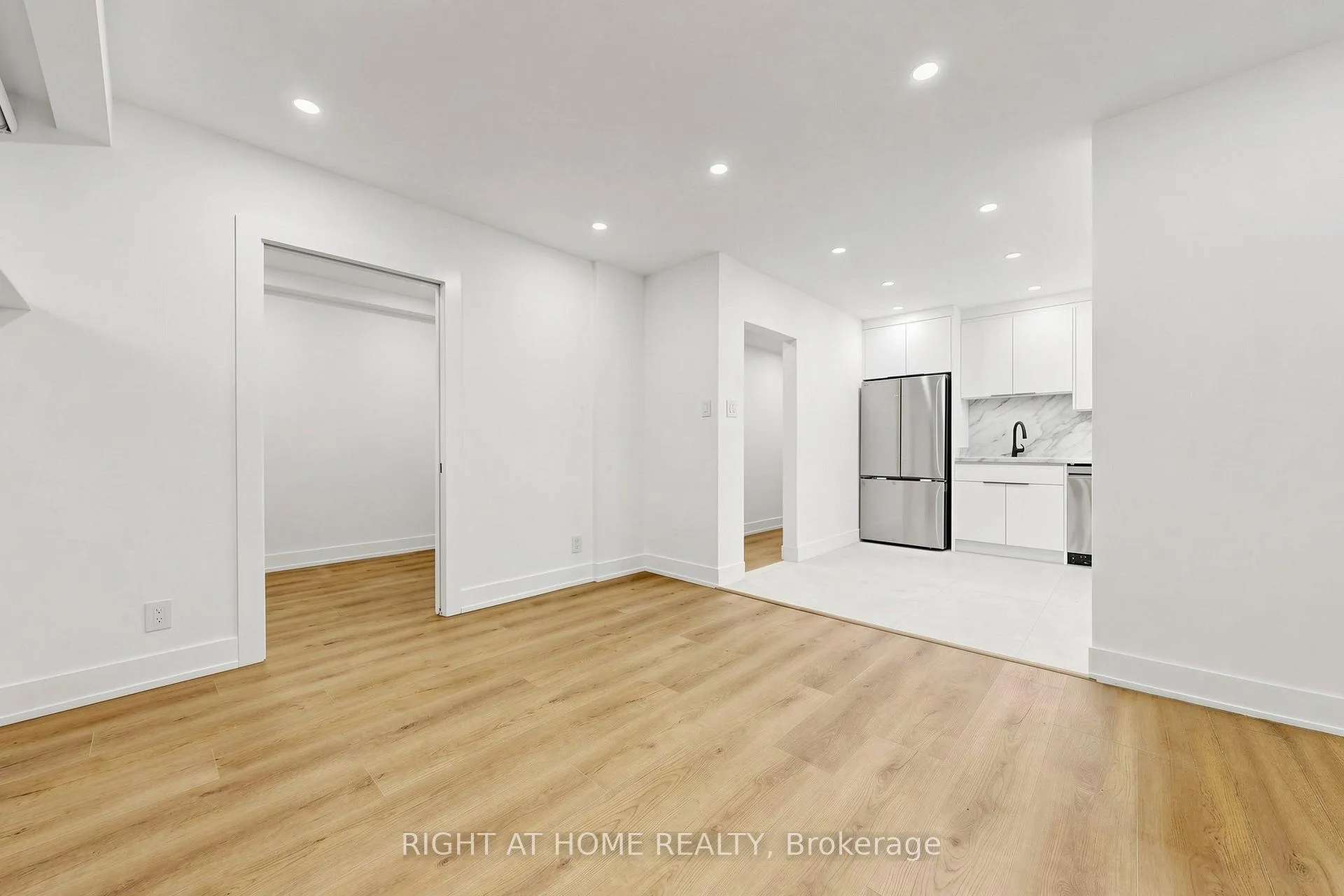 Photo 2 of Unit 1, 427 Lawrence Avenue W, Toronto, Bedford Park-Nortown — HOMEH