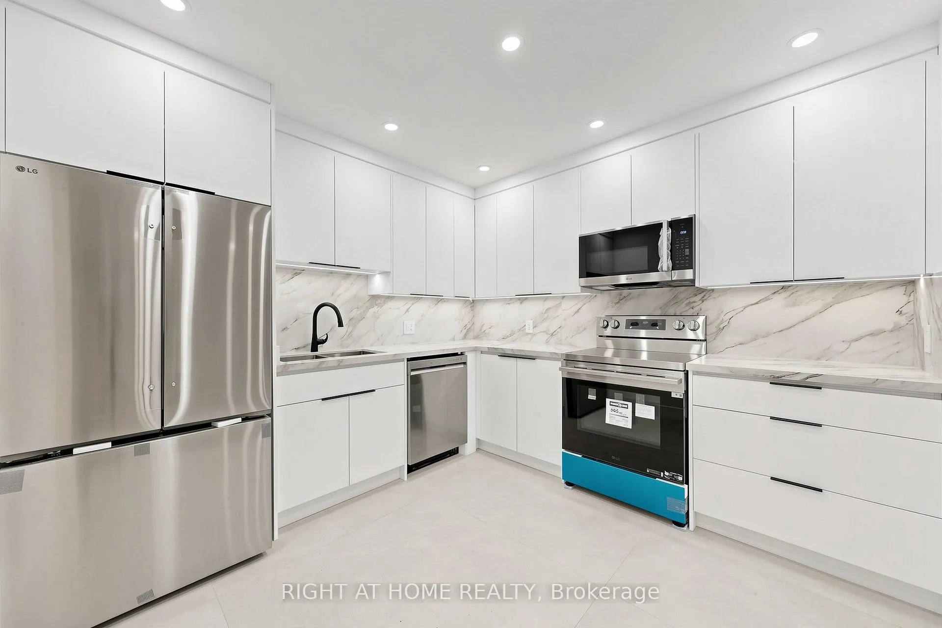 Photo 3 of Unit 1, 427 Lawrence Avenue W, Toronto, Bedford Park-Nortown — HOMEH