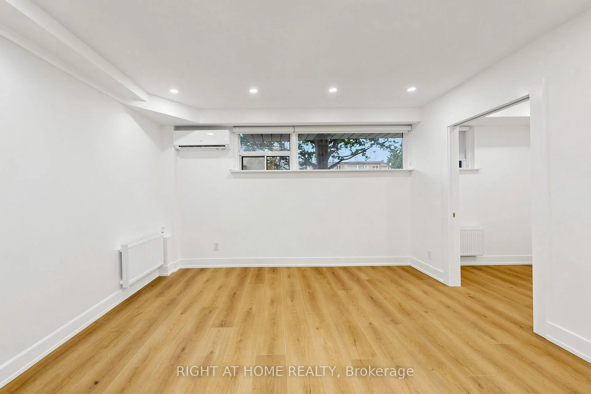 Photo 4 of Unit 1, 427 Lawrence Avenue W, Toronto, Bedford Park-Nortown — HOMEH