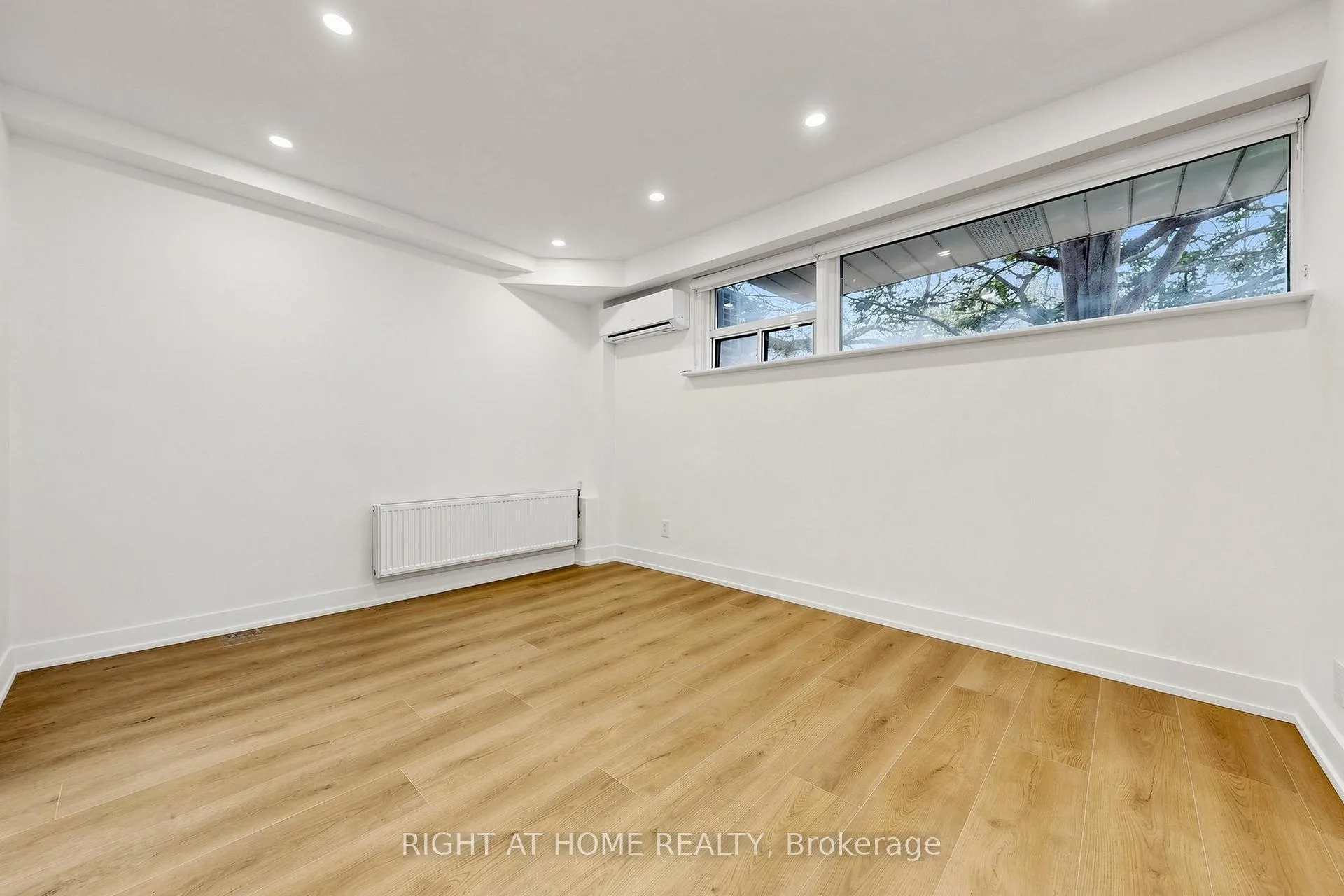 Photo 5 of Unit 1, 427 Lawrence Avenue W, Toronto, Bedford Park-Nortown — HOMEH