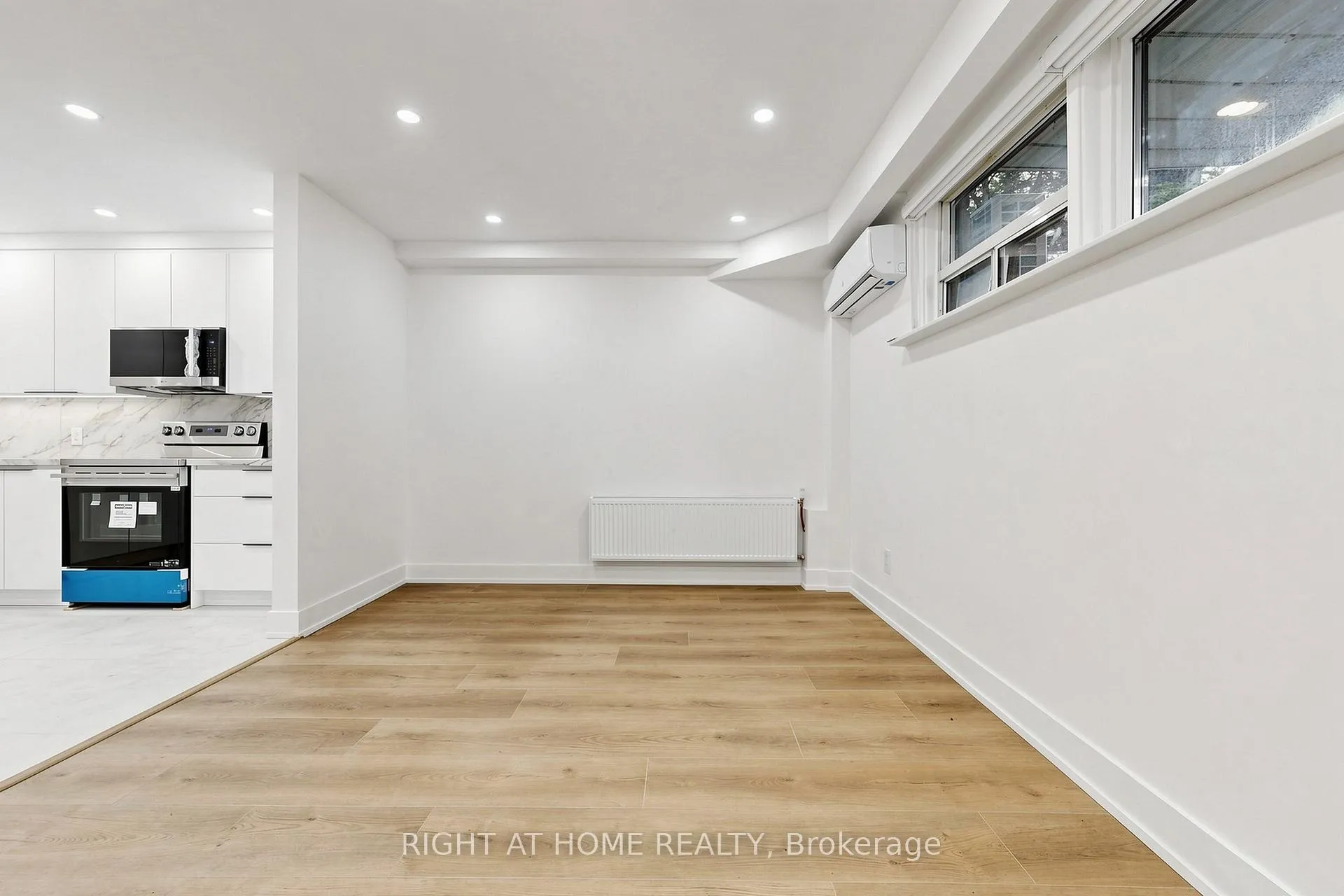 Photo 6 of Unit 1, 427 Lawrence Avenue W, Toronto, Bedford Park-Nortown — HOMEH