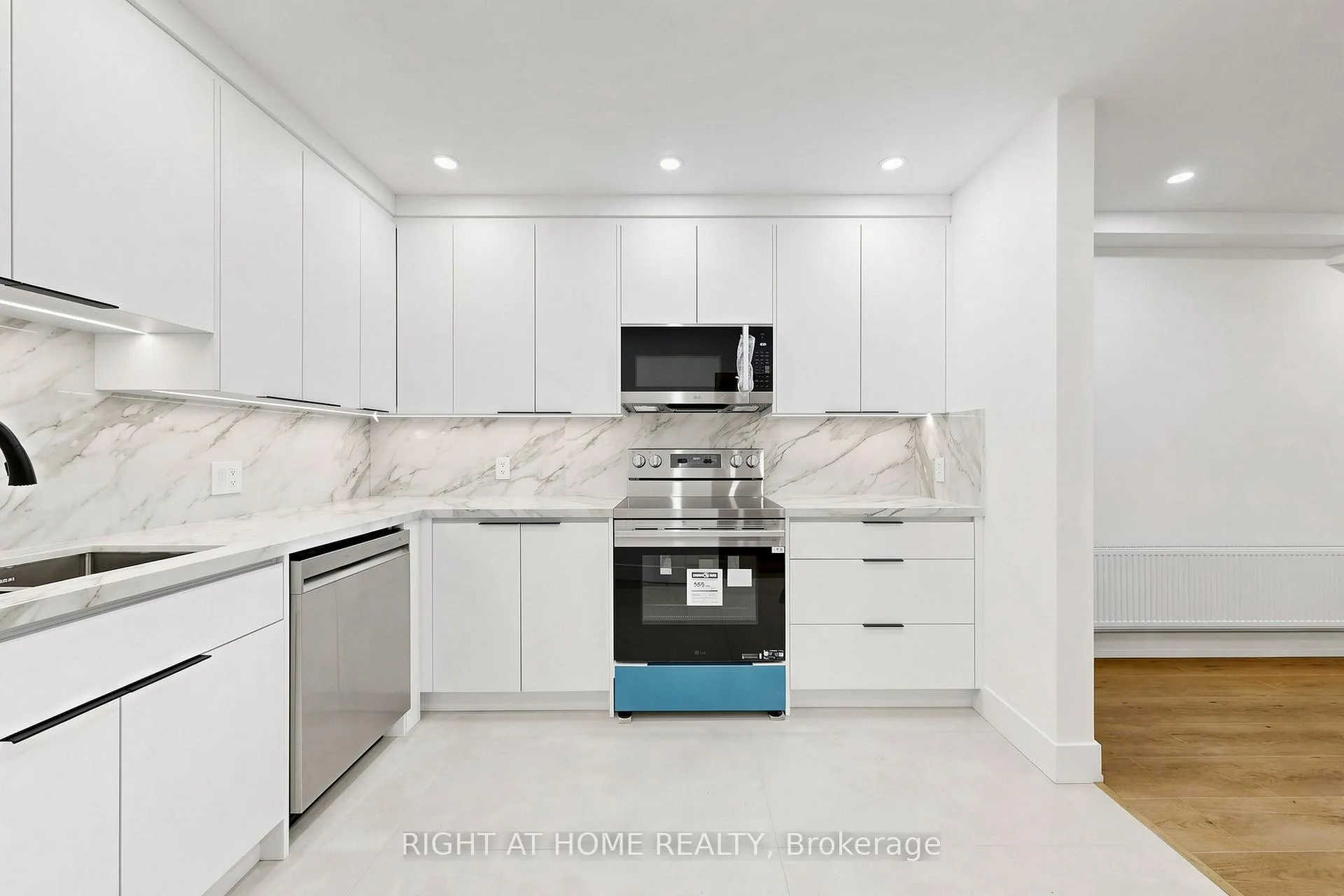 Photo 7 of Unit 1, 427 Lawrence Avenue W, Toronto, Bedford Park-Nortown — HOMEH