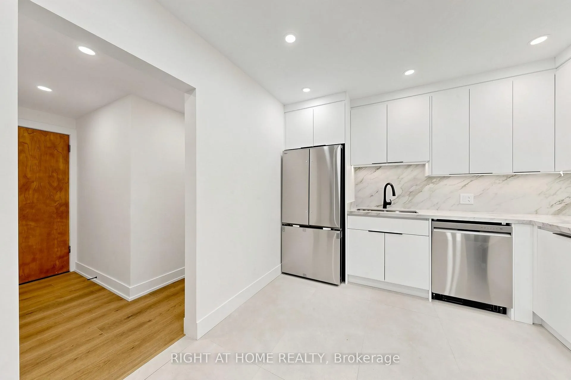 Photo 8 of Unit 1, 427 Lawrence Avenue W, Toronto, Bedford Park-Nortown — HOMEH