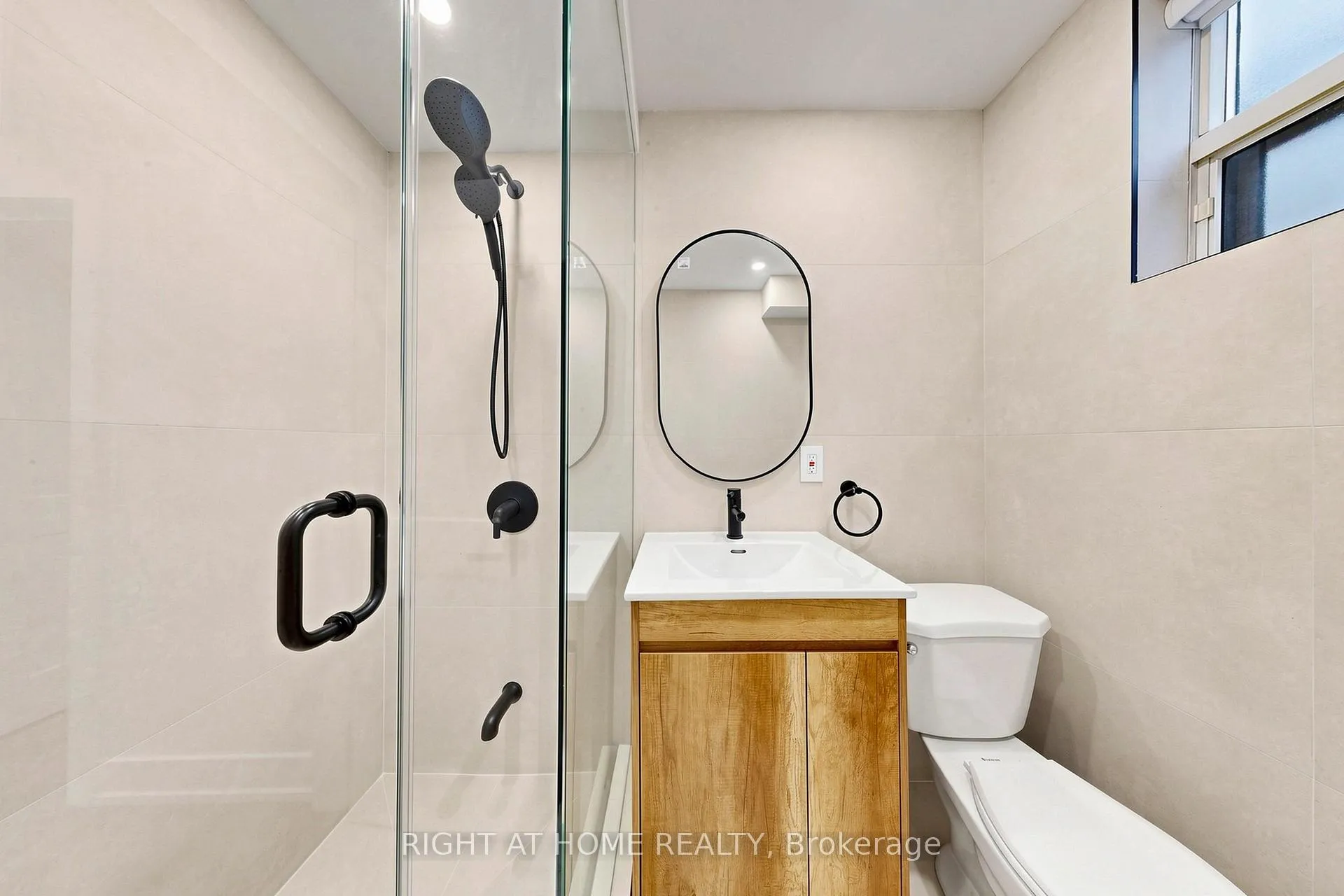 Photo 11 of Unit 1, 427 Lawrence Avenue W, Toronto, Bedford Park-Nortown — HOMEH