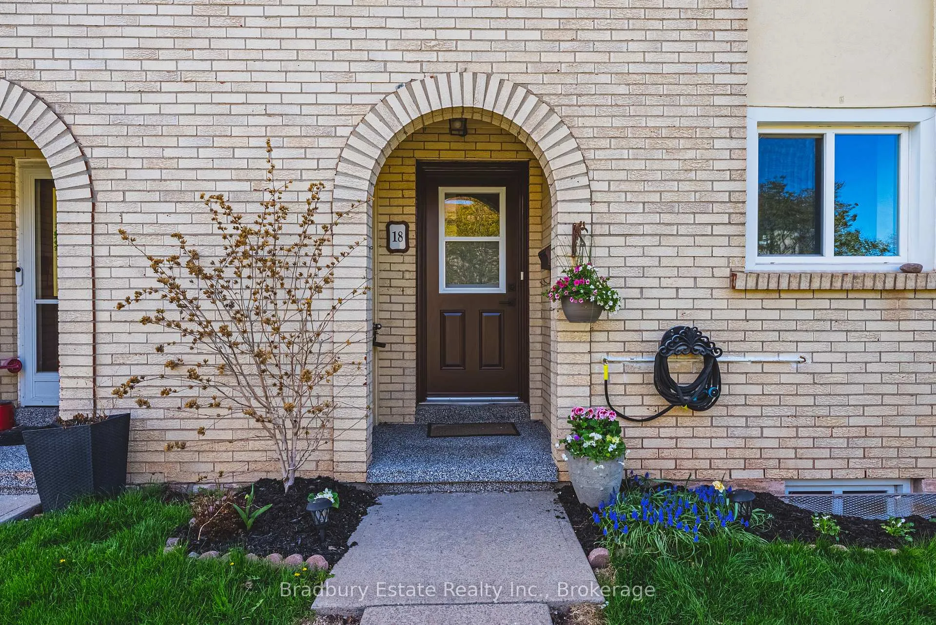 Photo 2 of Unit 18, 1450 Sixth Line, Oakville, College Park — HOMEH