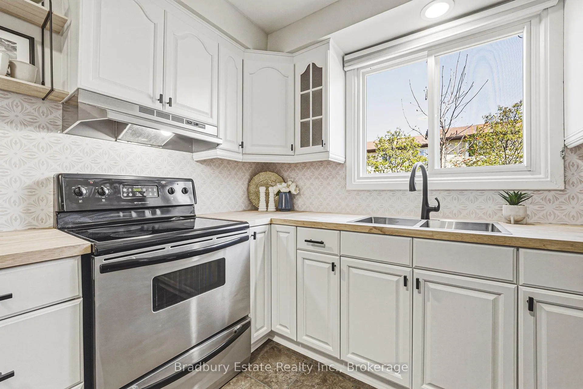 Photo 5 of Unit 18, 1450 Sixth Line, Oakville, College Park — HOMEH