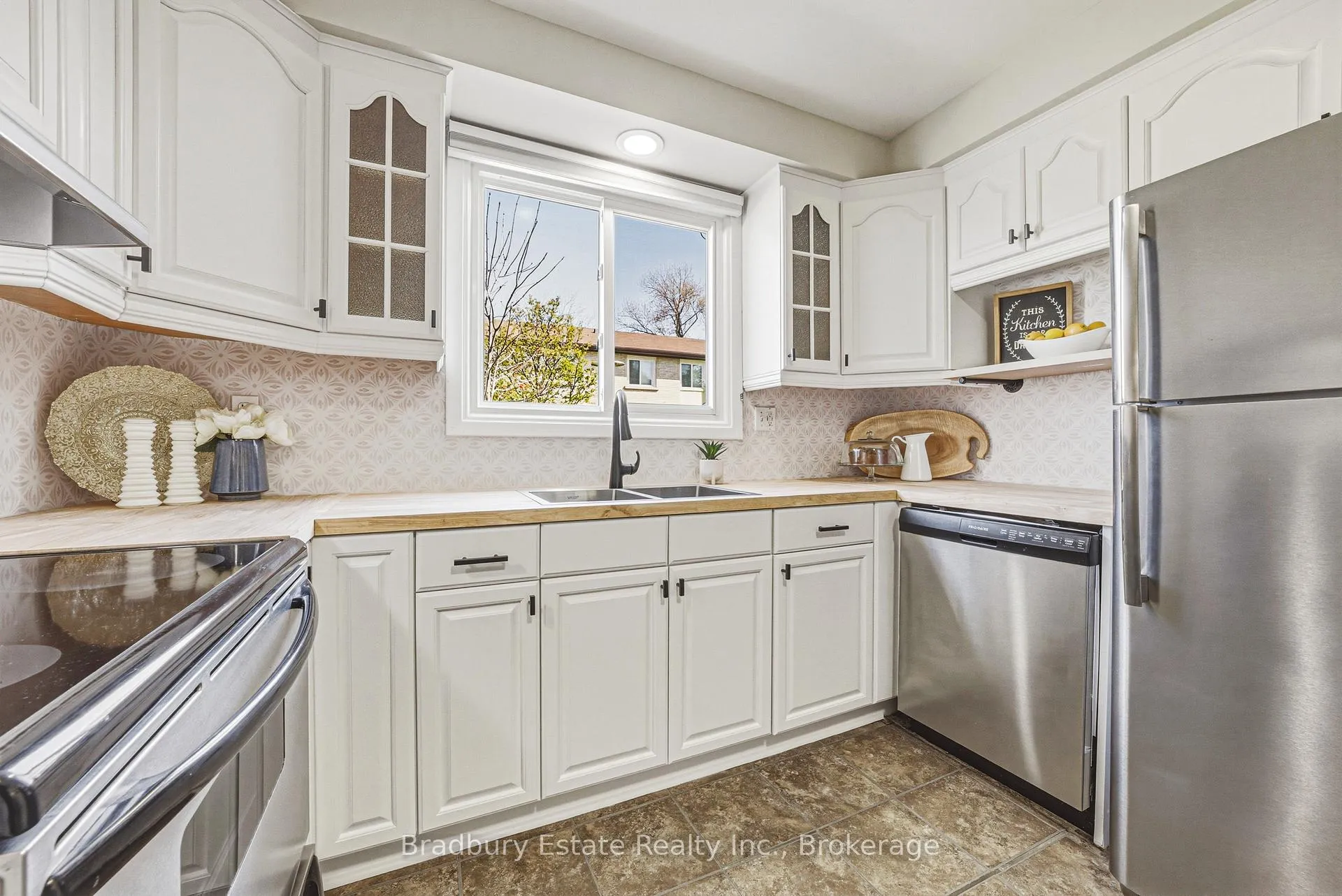 Photo 7 of Unit 18, 1450 Sixth Line, Oakville, College Park — HOMEH