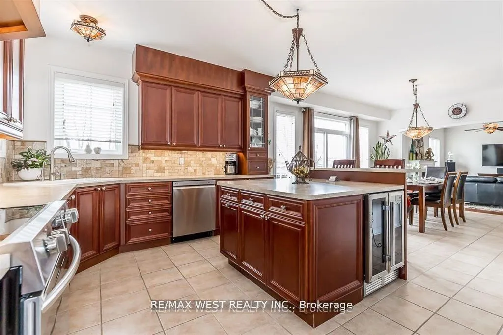 Photo 5 of 118 Succession Crescent, Barrie, Innis-Shore — HOMEH
