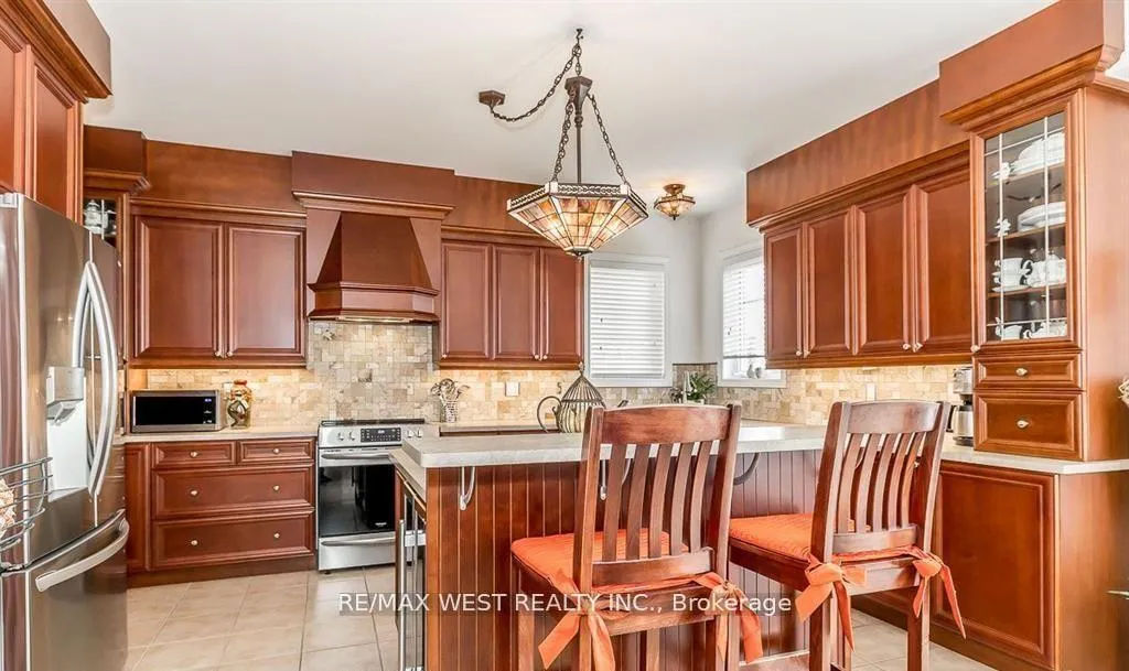 Photo 7 of 118 Succession Crescent, Barrie, Innis-Shore — HOMEH
