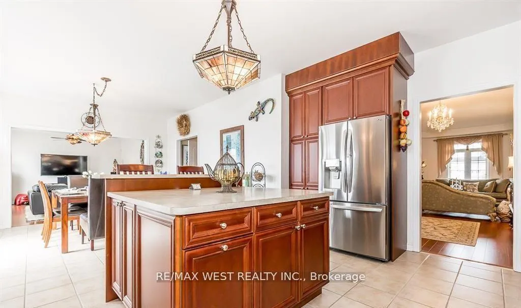 Photo 8 of 118 Succession Crescent, Barrie, Innis-Shore — HOMEH