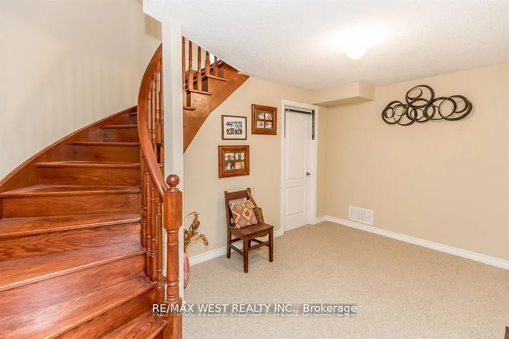Photo 42 of 118 Succession Crescent, Barrie, Innis-Shore — HOMEH