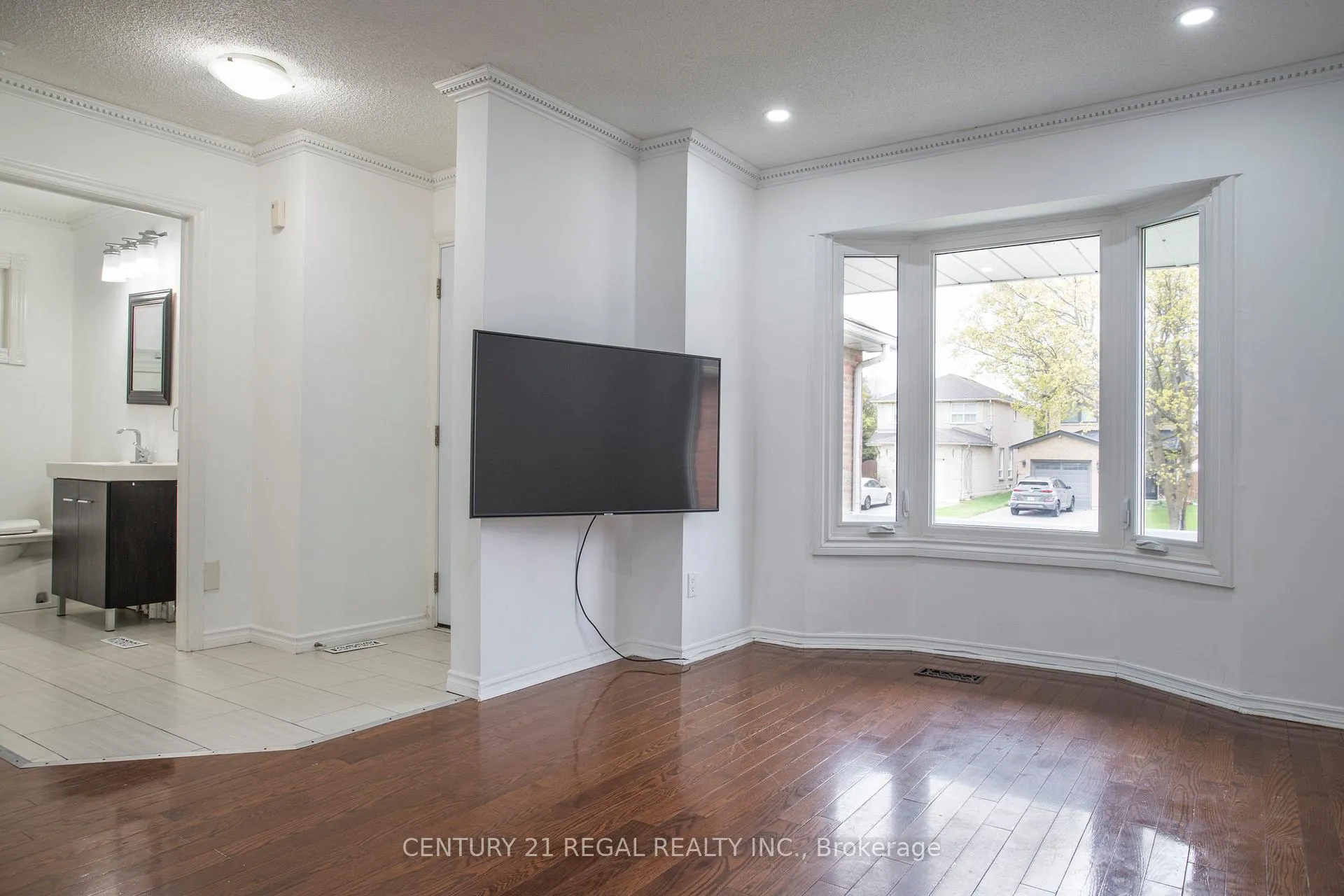 Photo 4 of 26 Angus Drive, Ajax, Central — HOMEH