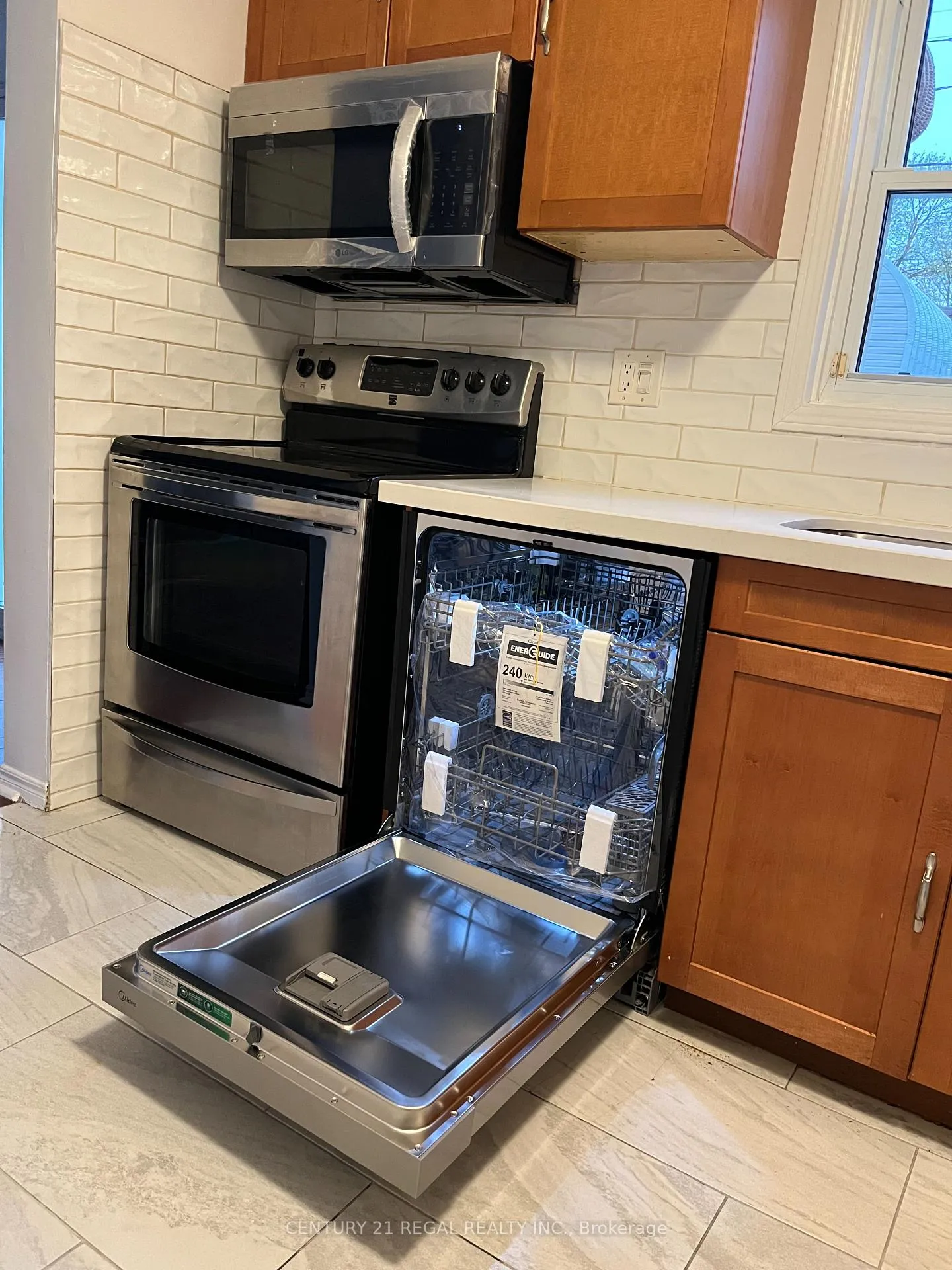 Photo 14 of 26 Angus Drive, Ajax, Central — HOMEH